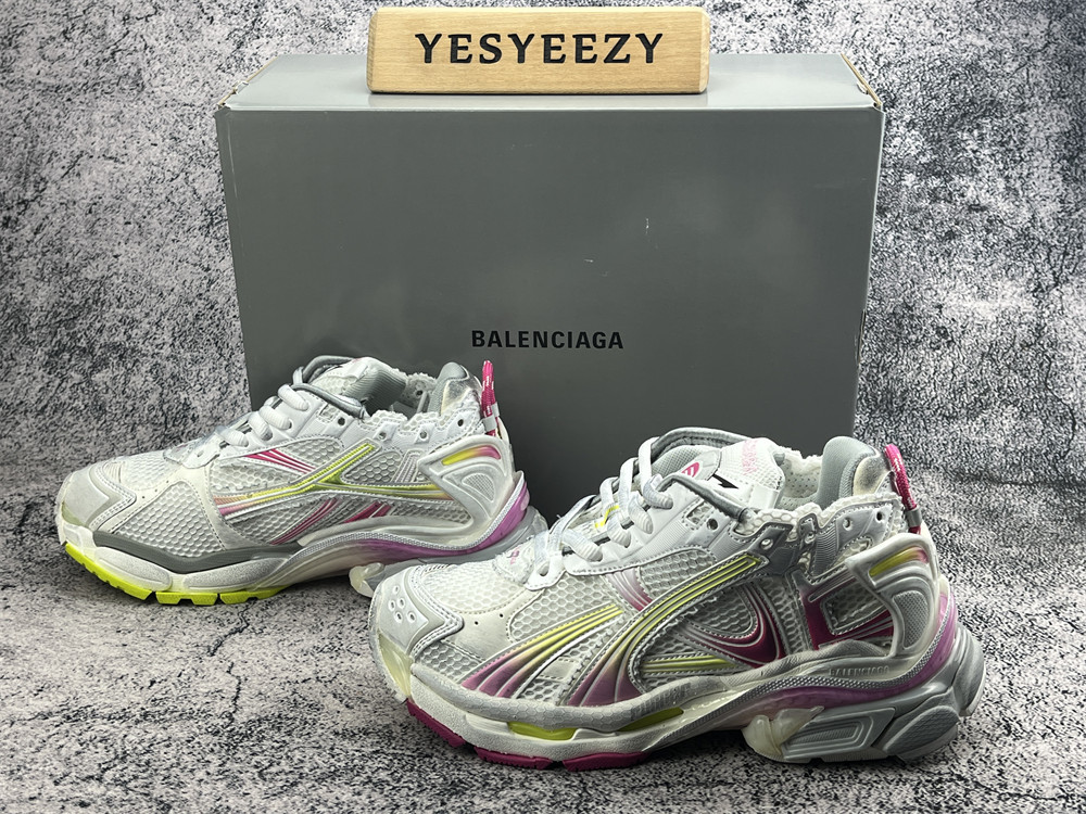 ua Ba1en*iaga runner sneaker