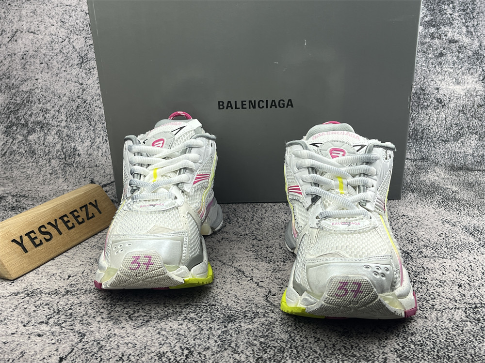 ua Ba1en*iaga runner sneaker