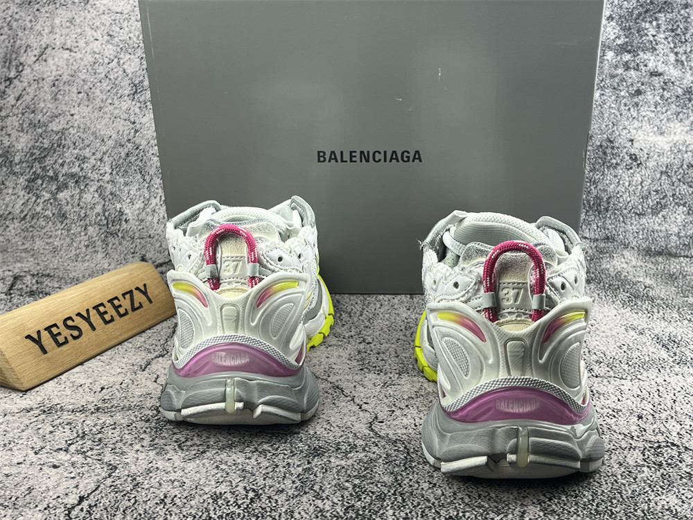 ua Ba1en*iaga runner sneaker