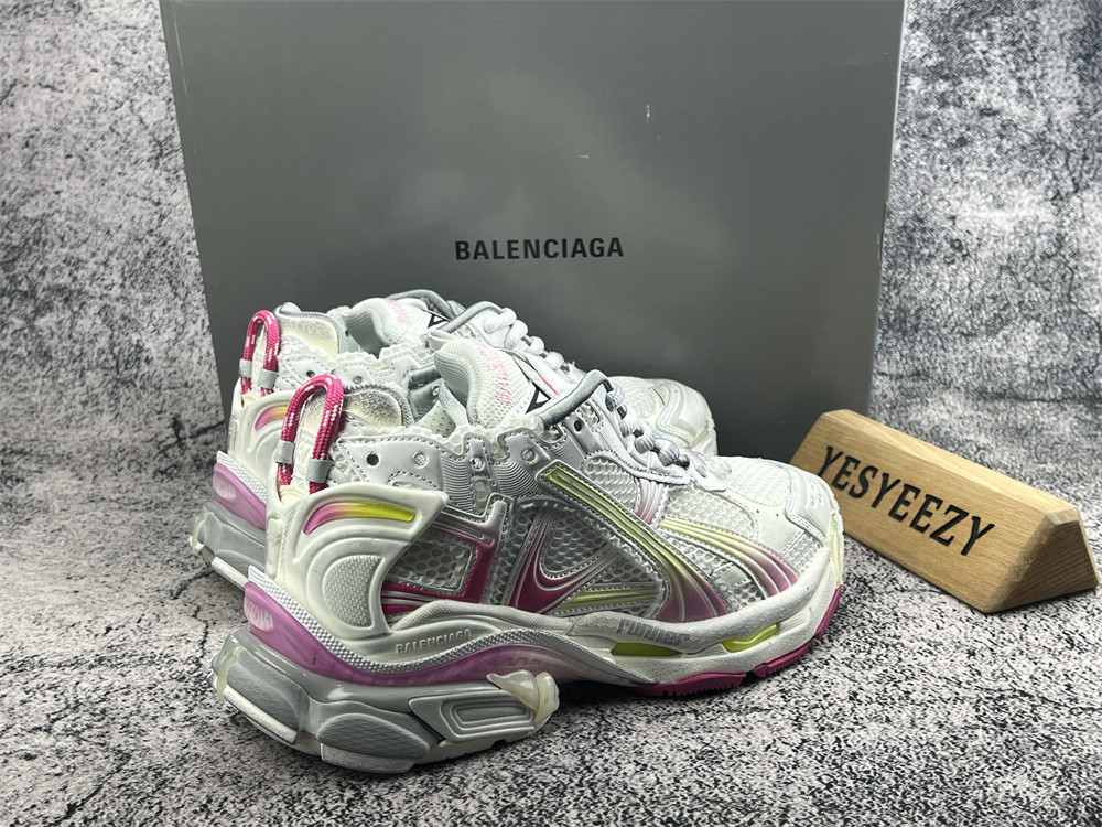 ua Ba1en*iaga runner sneaker