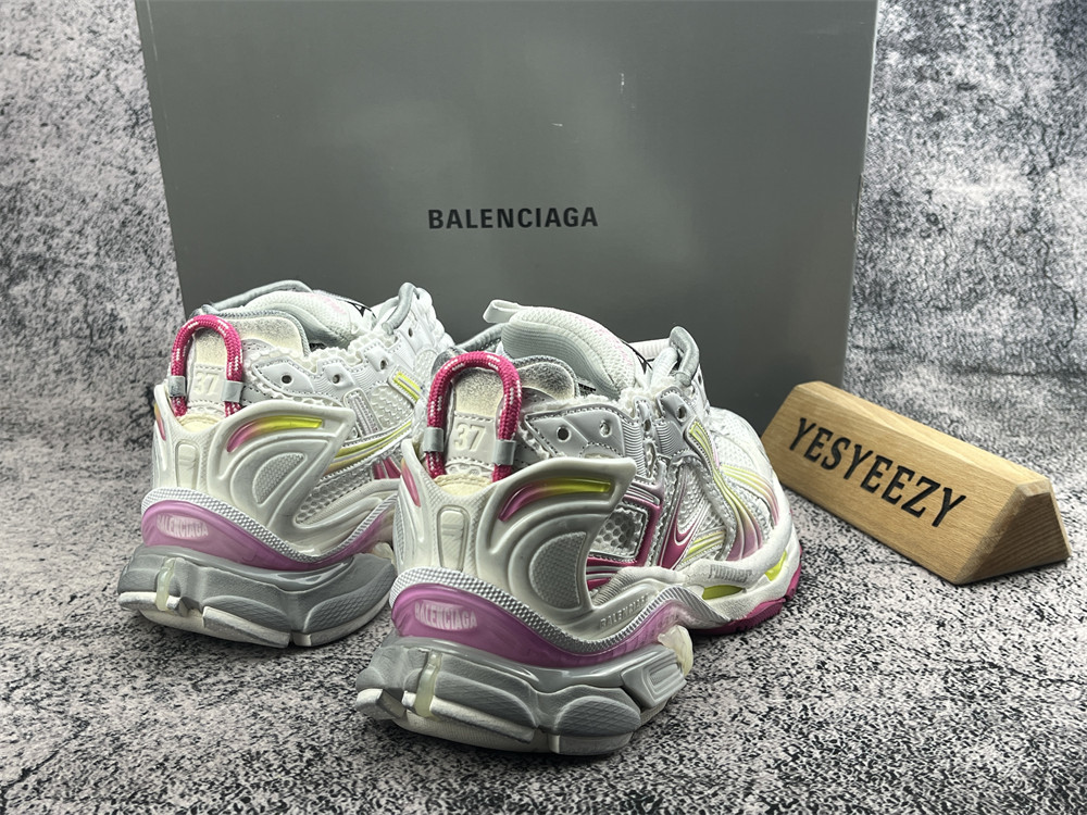 ua Ba1en*iaga runner sneaker