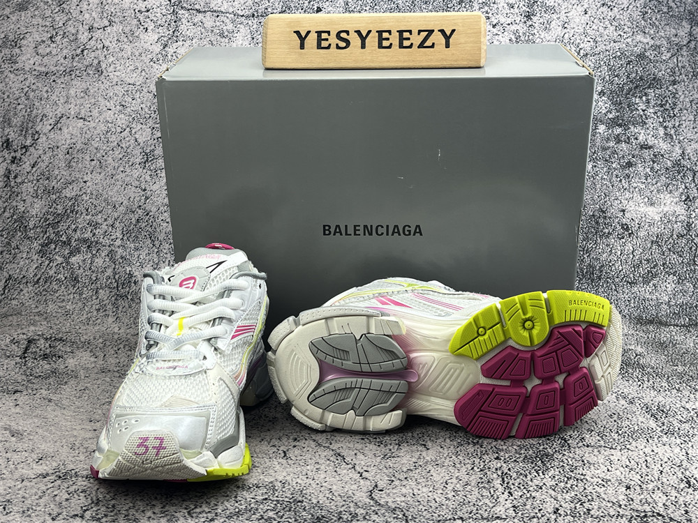 ua Ba1en*iaga runner sneaker