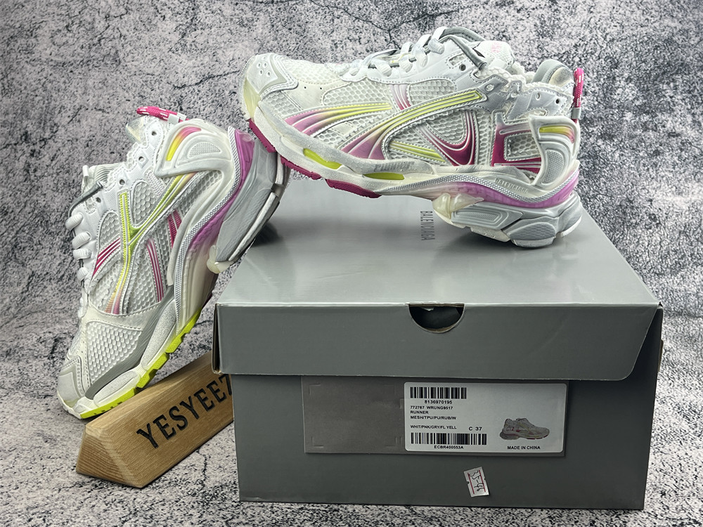 ua Ba1en*iaga runner sneaker