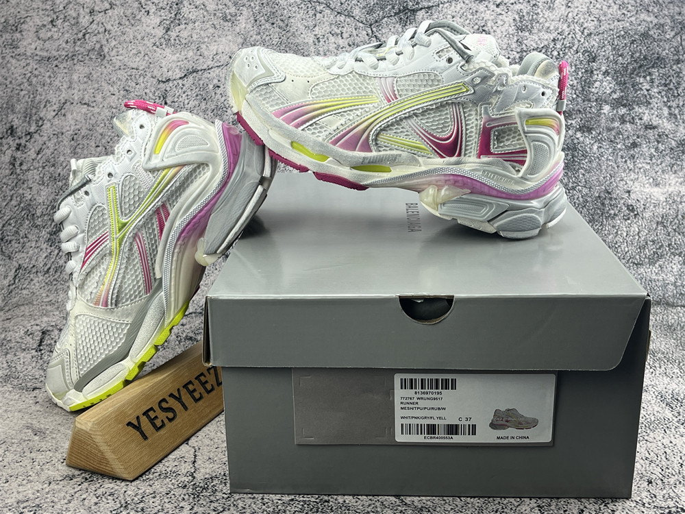 ua Ba1en*iaga runner sneaker