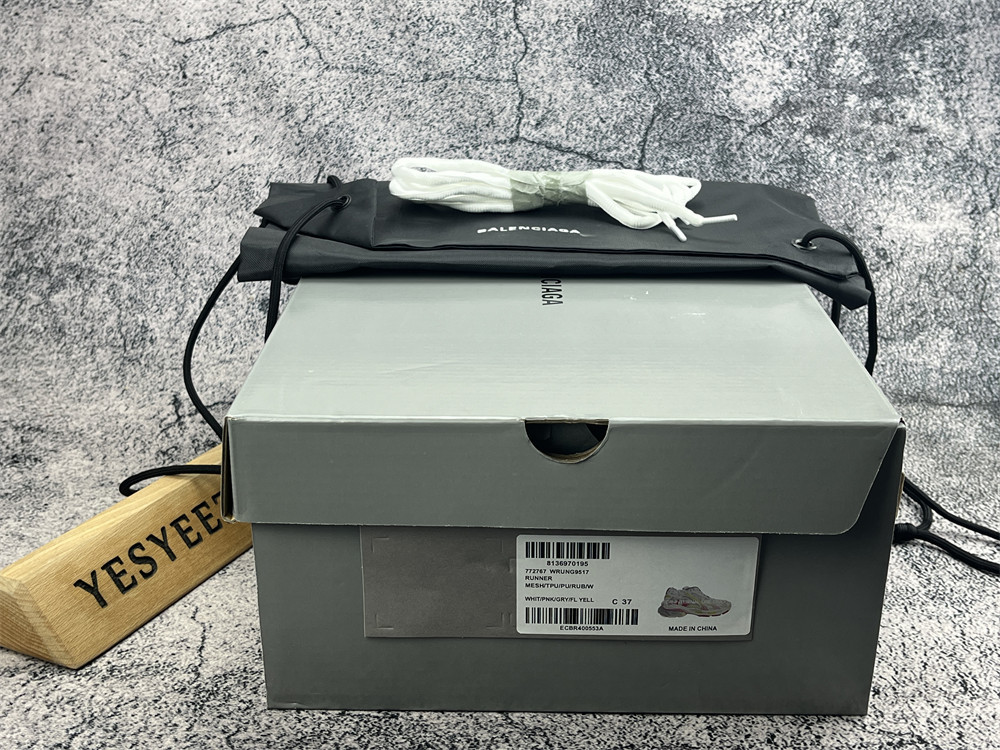 ua Ba1en*iaga runner sneaker