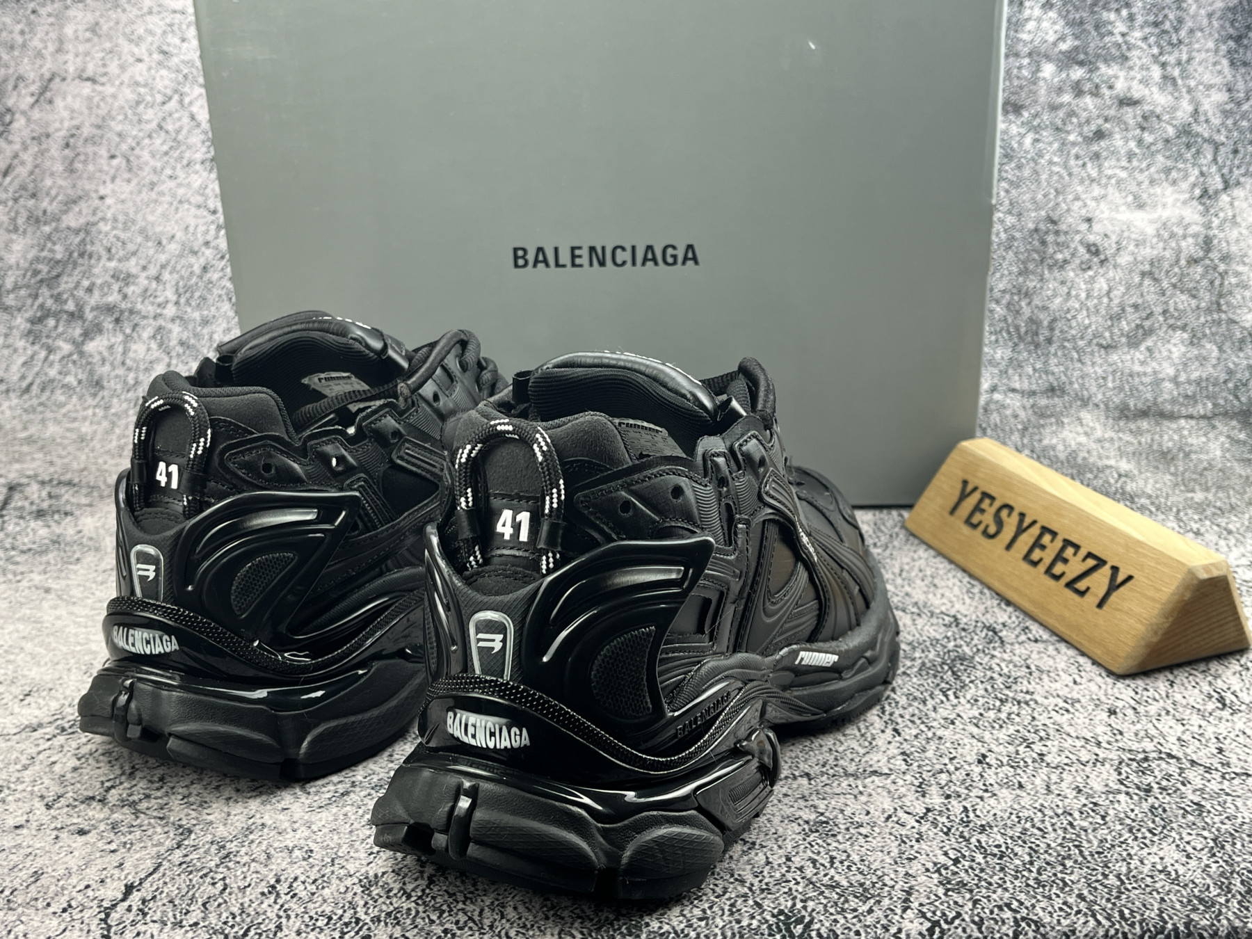 ua Ba1en*iaga runner sneaker