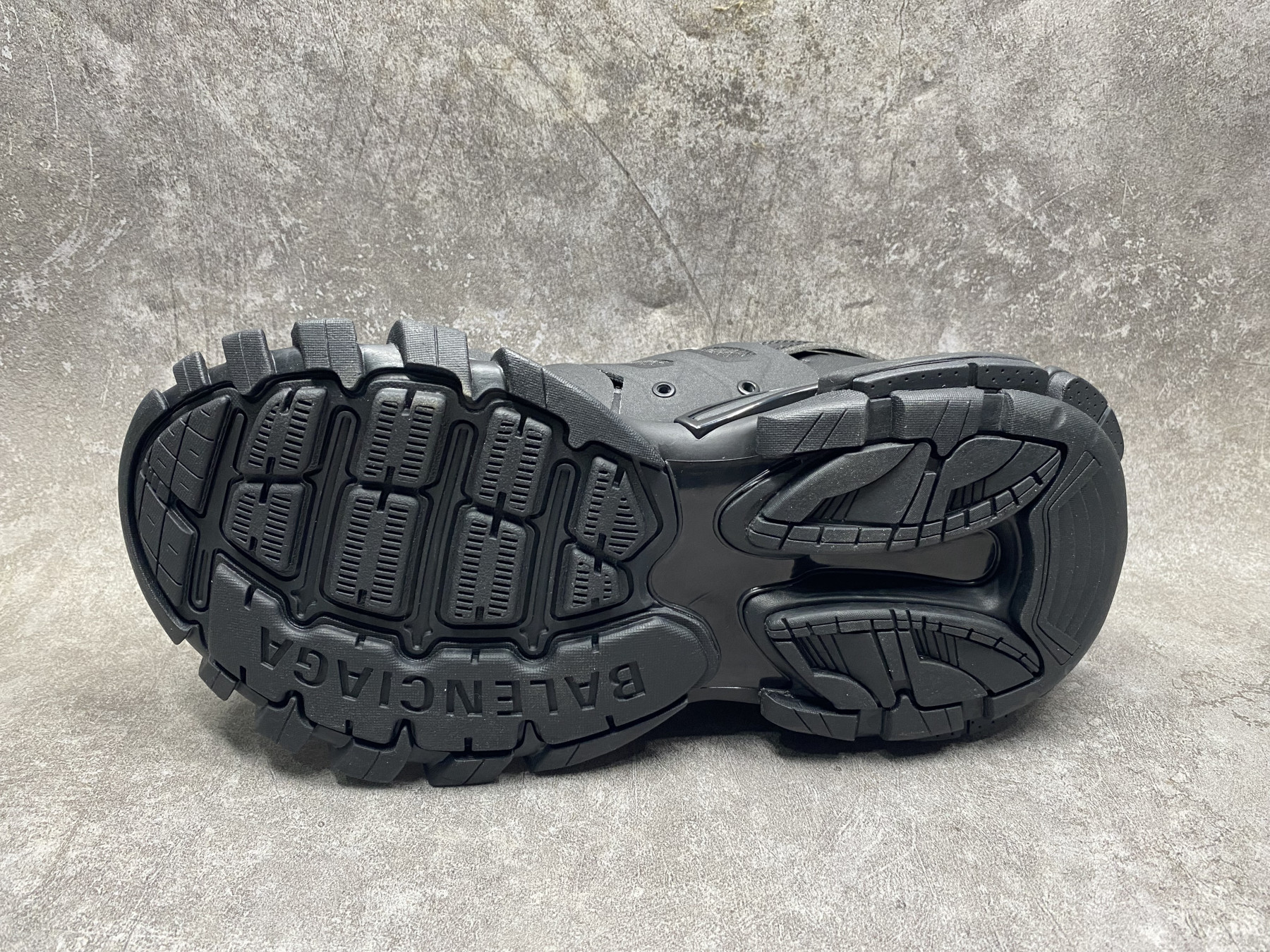 ua Ba1en*iaga track sneaker