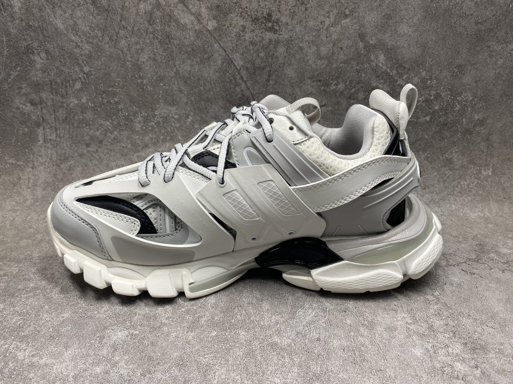 ua Ba1en*iaga track sneaker