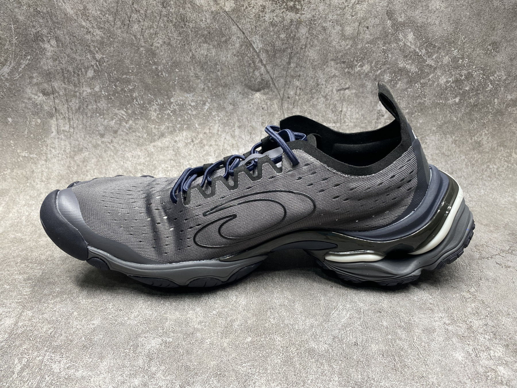 ua ba1en*iaga anaT0mic runner sneakers