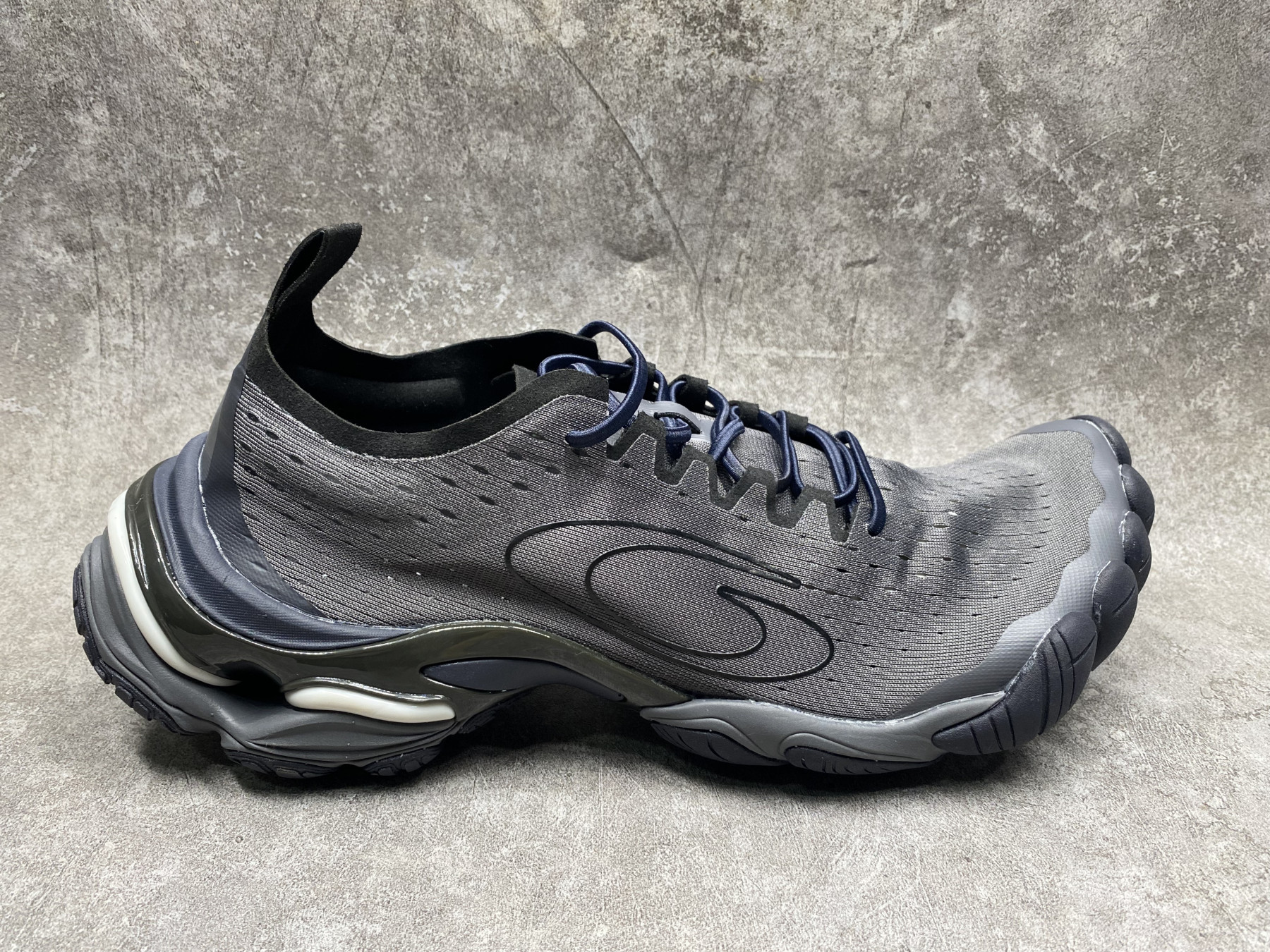 ua ba1en*iaga anaT0mic runner sneakers
