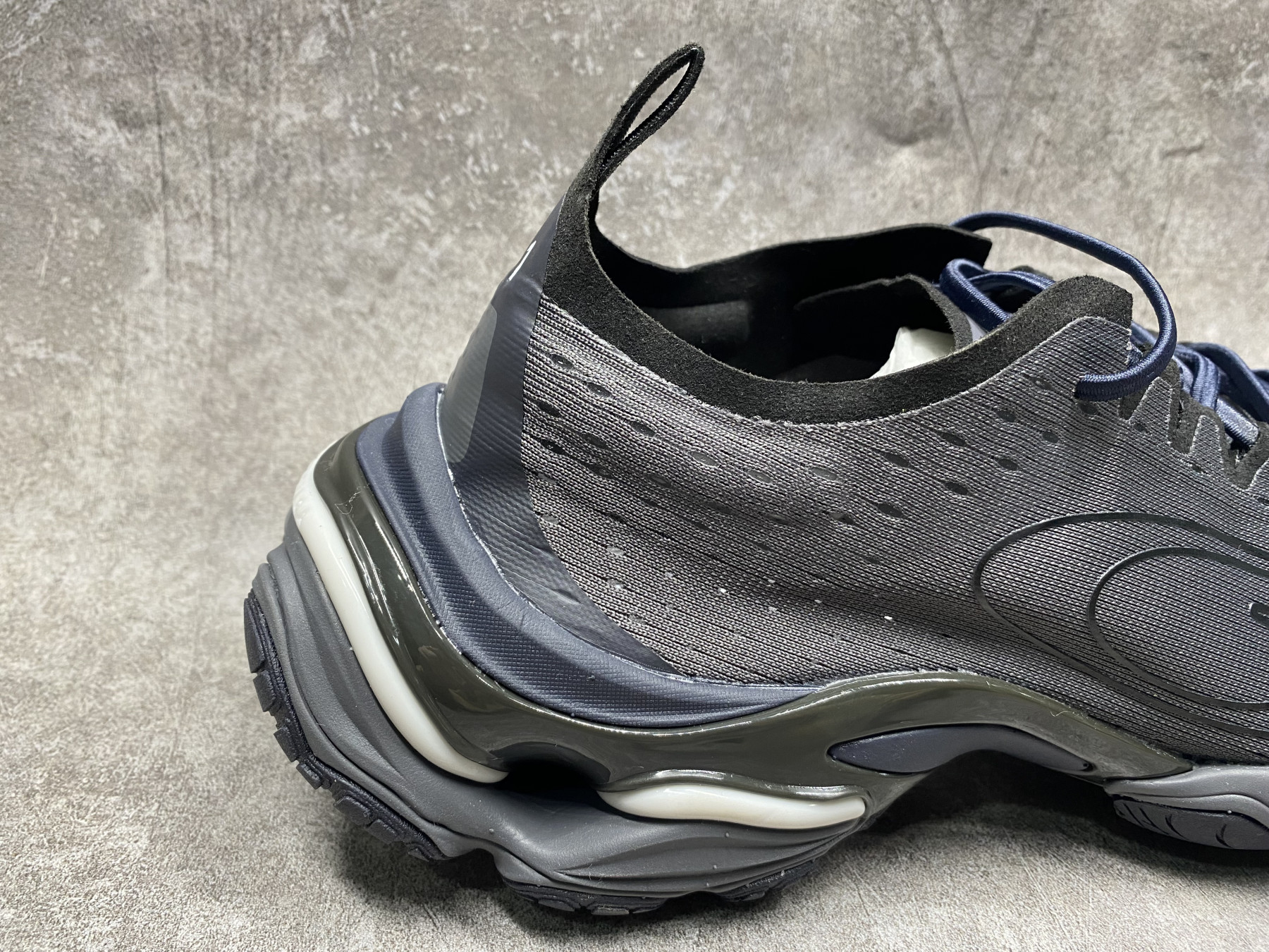 ua ba1en*iaga anaT0mic runner sneakers