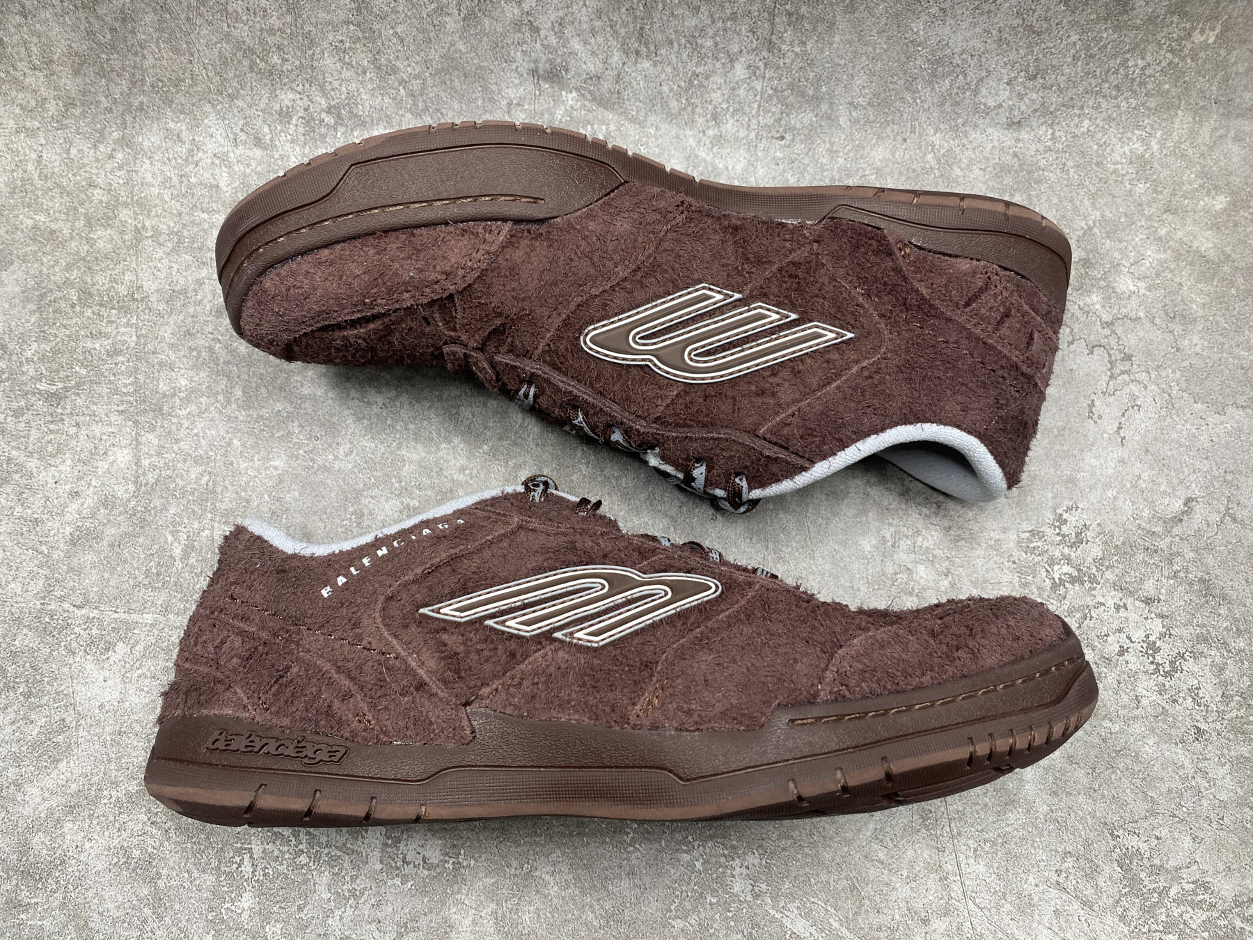 ua Ba1en*iaga hamptons worn-out sneaker (run one size large)