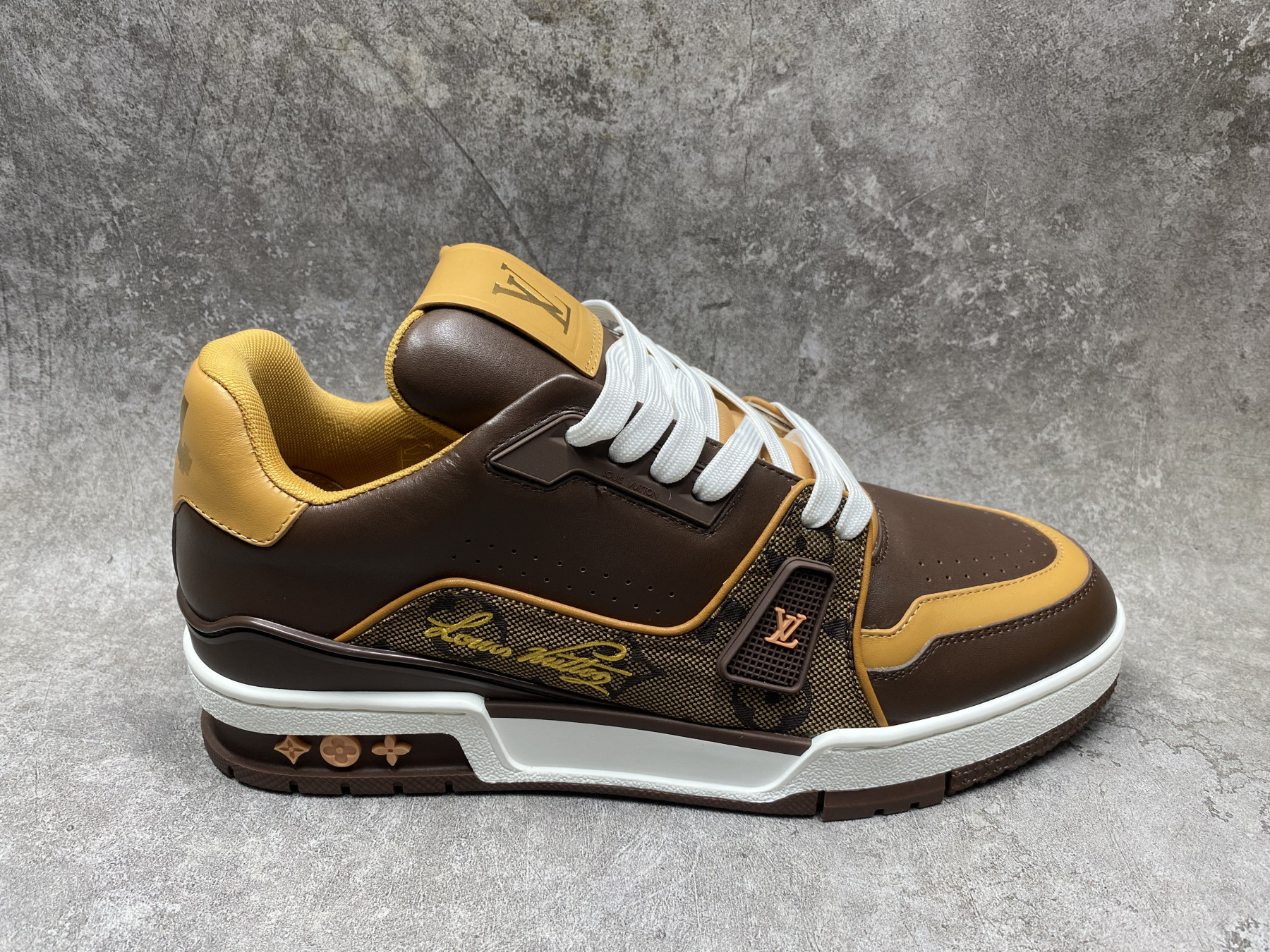 UA LV trainer Sneakers