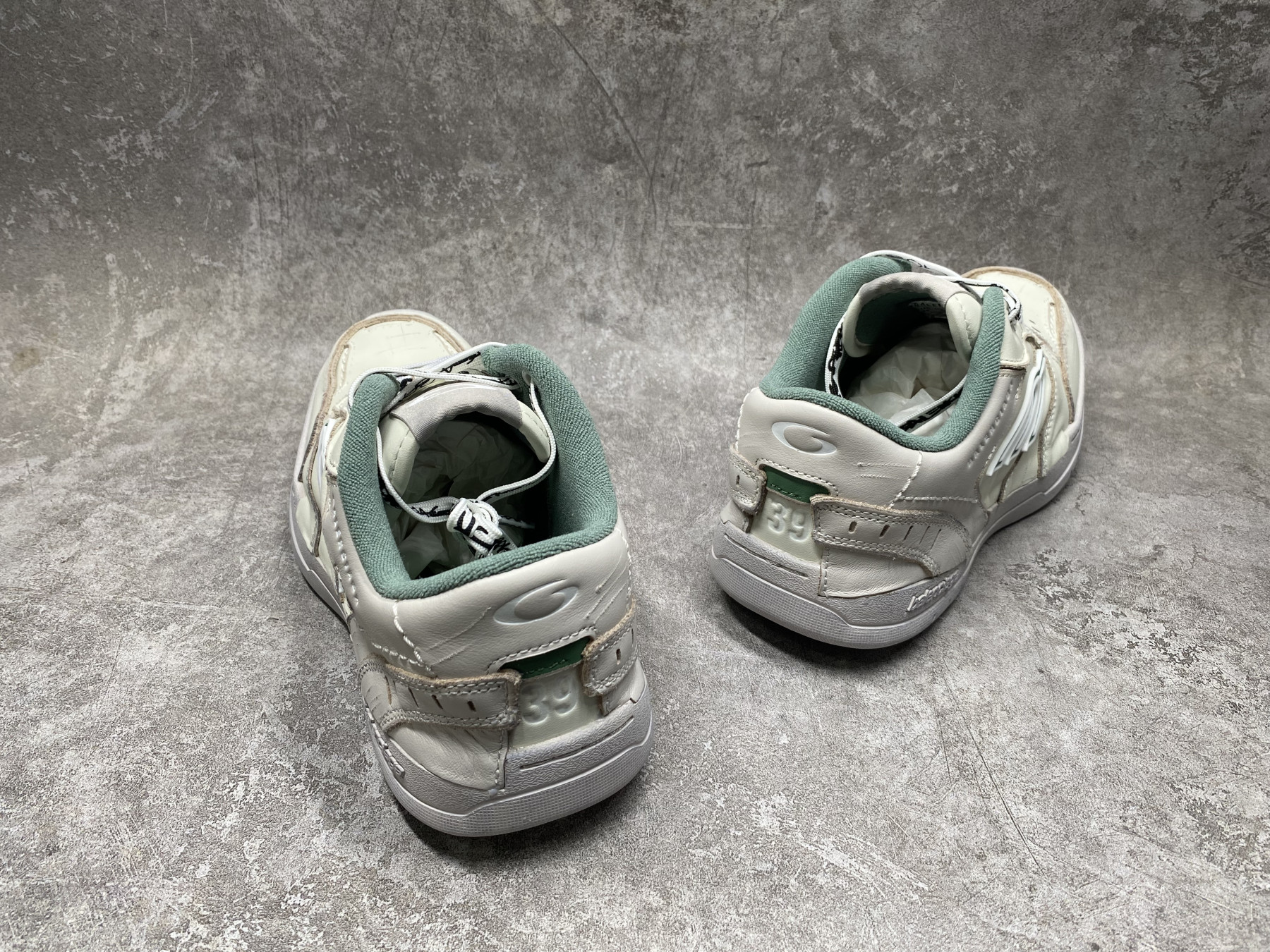 ua Ba1en*iaga hamptons worn-out sneaker (run one size large)