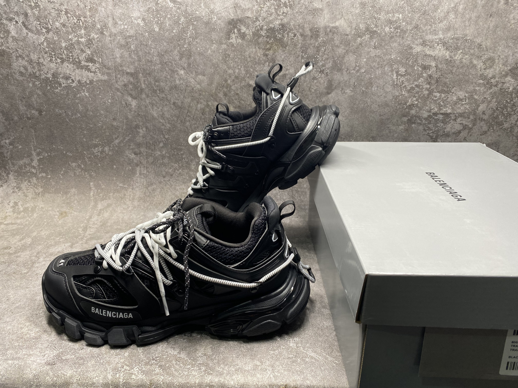 ua Ba1en*iaga track sneaker