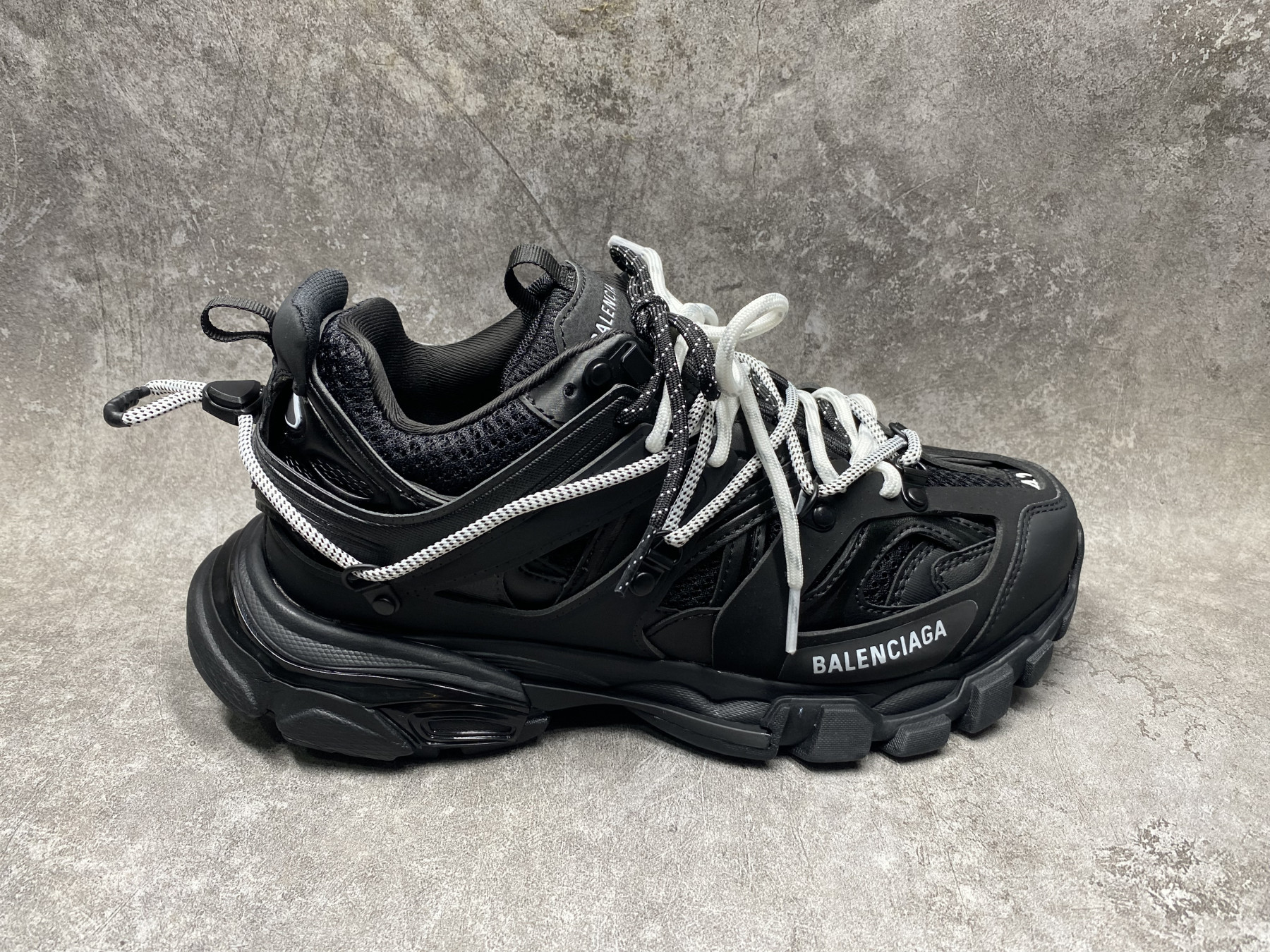 ua Ba1en*iaga track sneaker