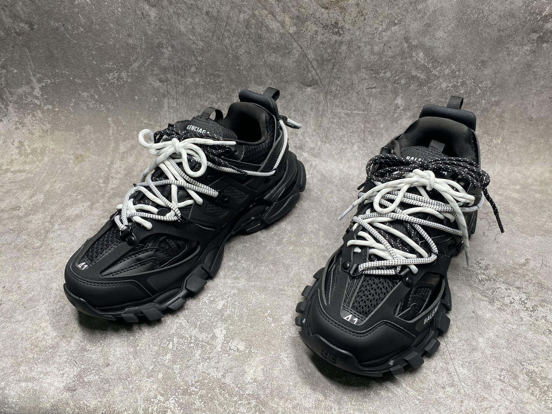 ua Ba1en*iaga track sneaker
