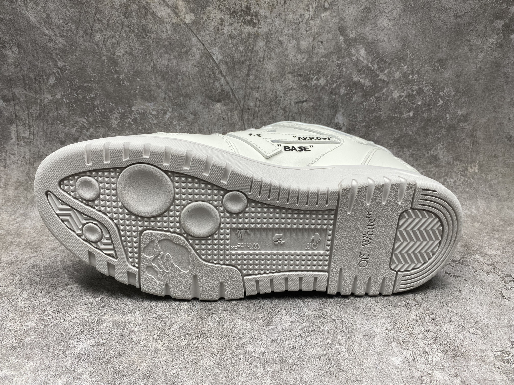 UA OFF-WHITE OUT OF OFFICE LOW