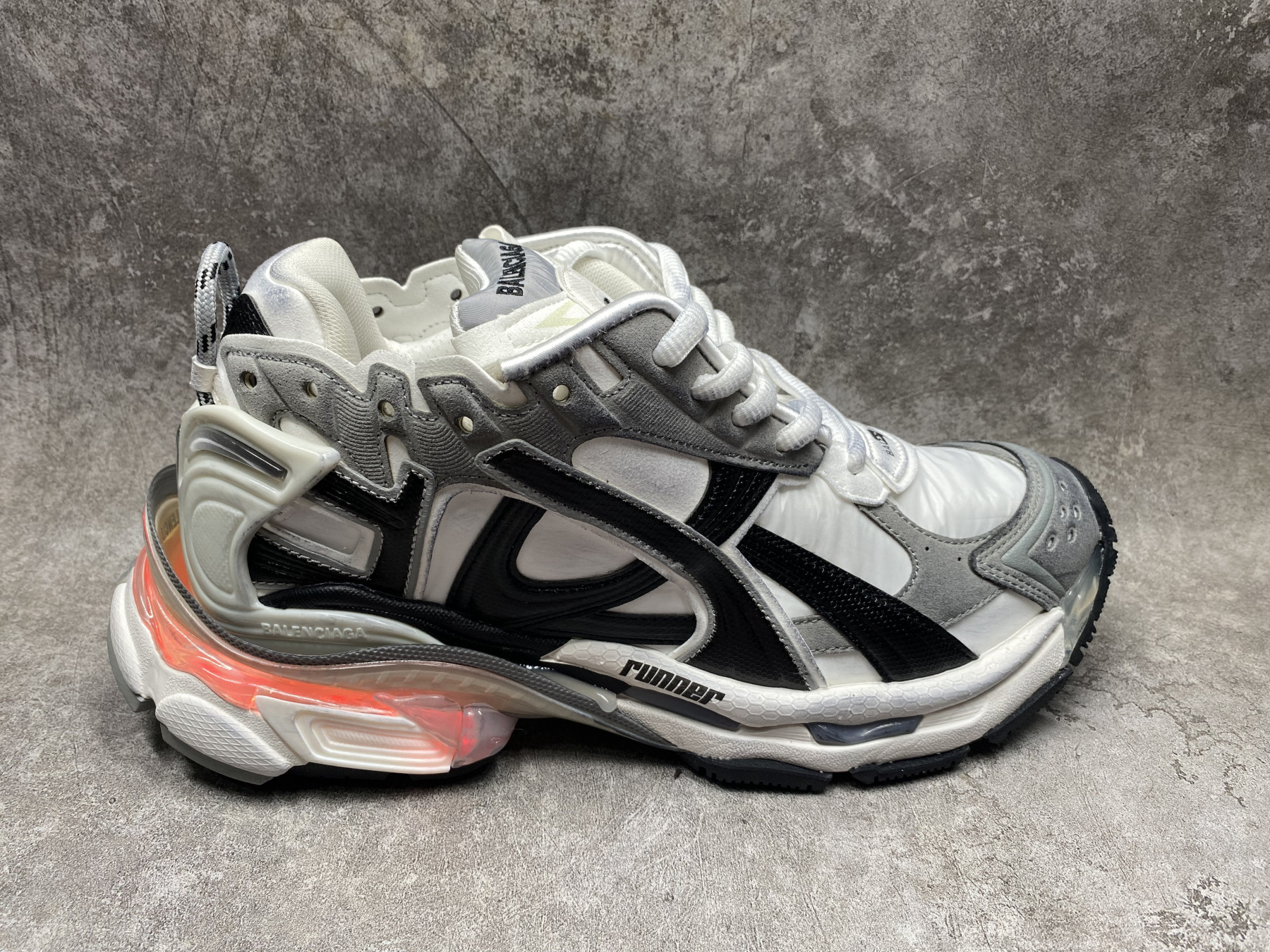 ua Ba1en*iaga runner sneaker