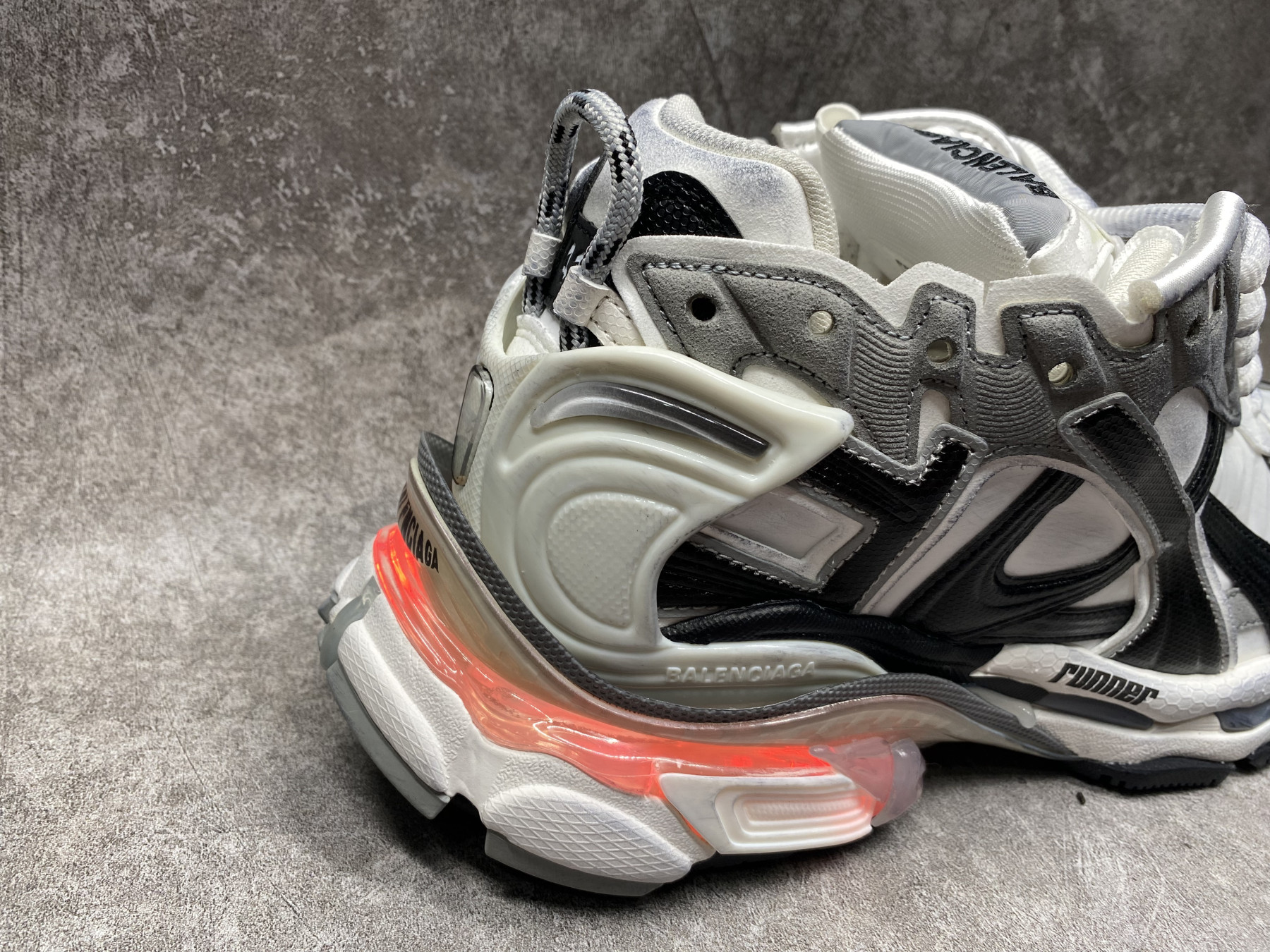 ua Ba1en*iaga runner sneaker