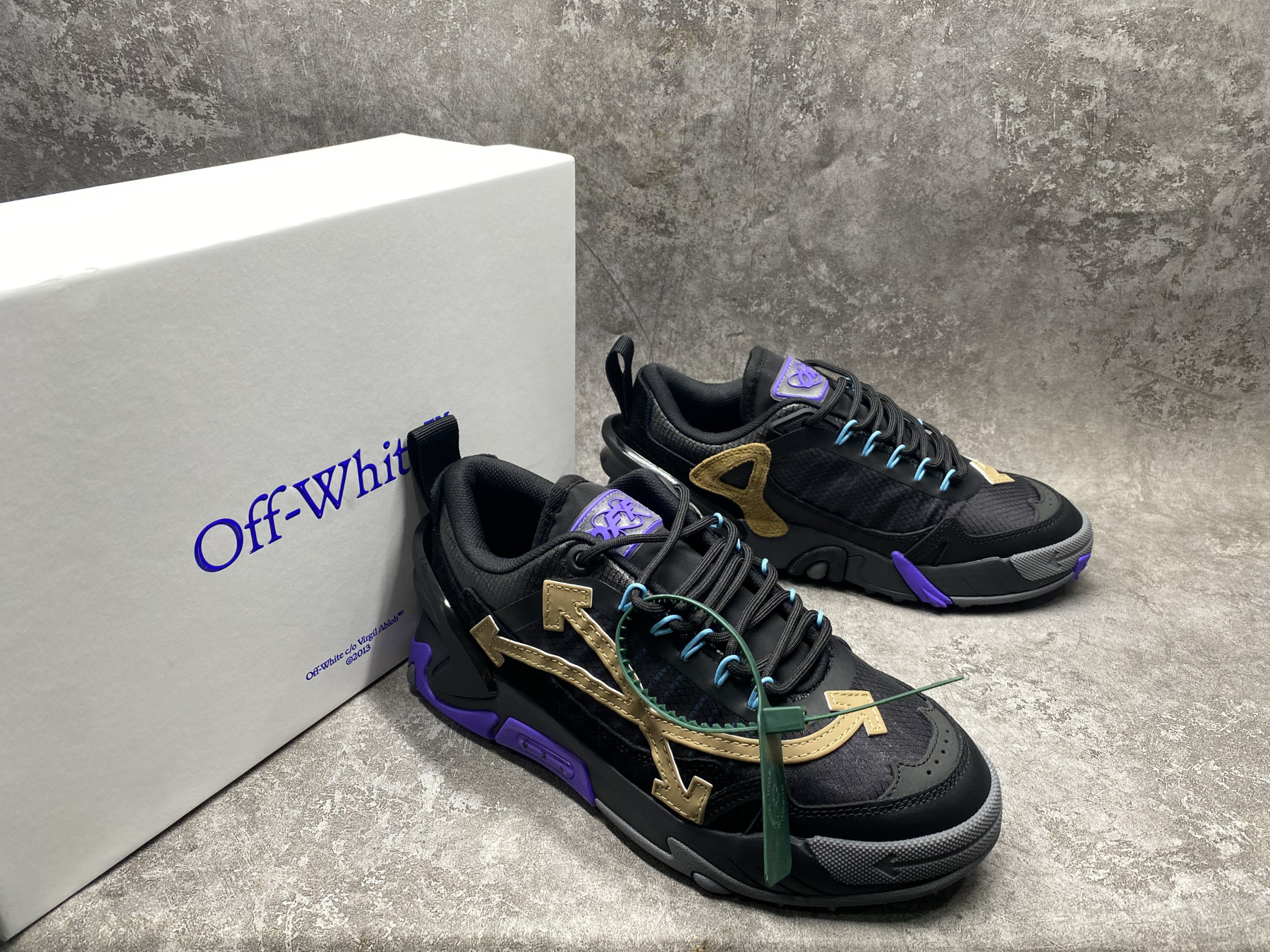 UA Off-White Odsy-2000 Sneaker