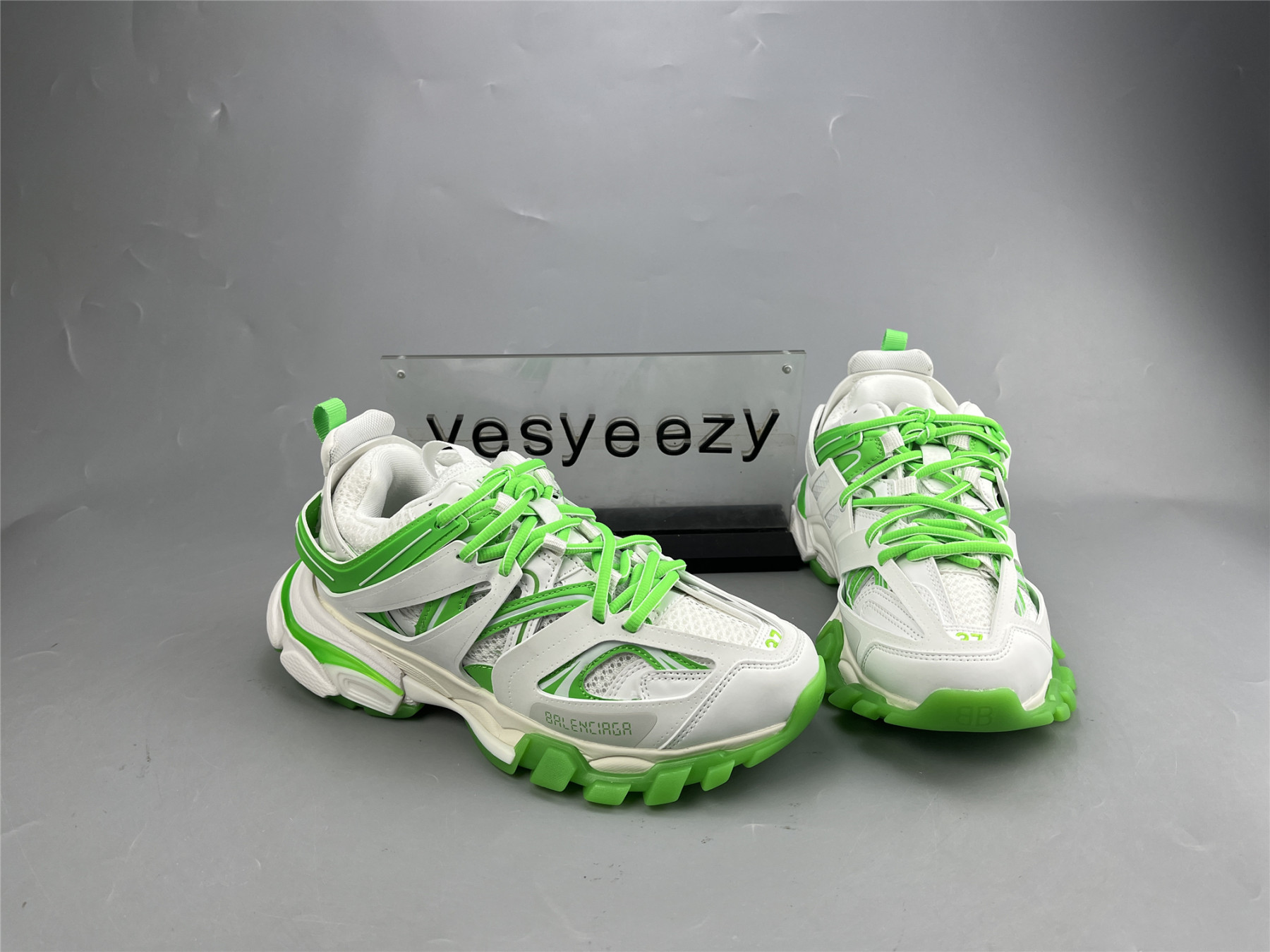 UA TRACK WHITE GREEN GLOW