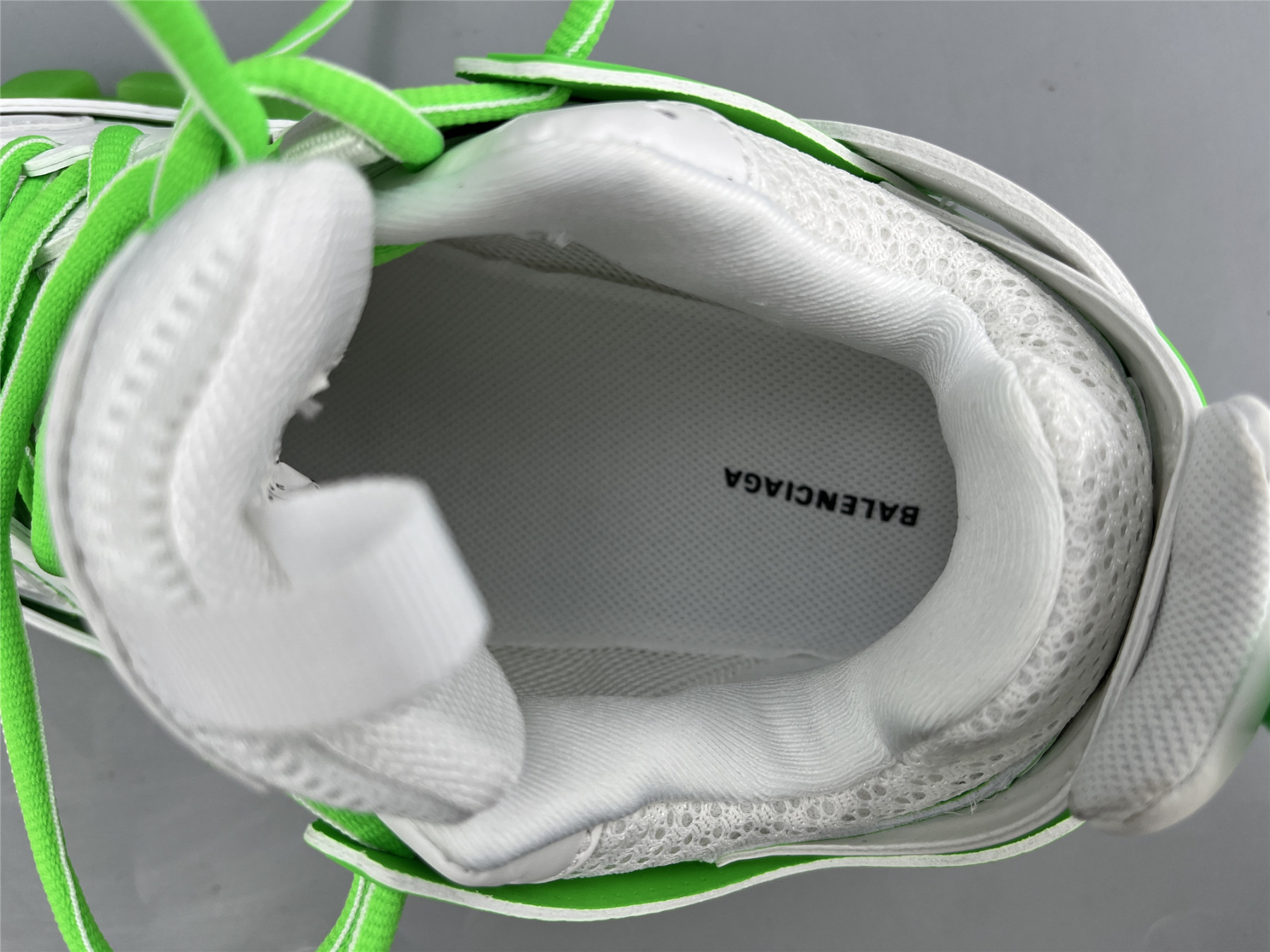UA TRACK WHITE GREEN GLOW