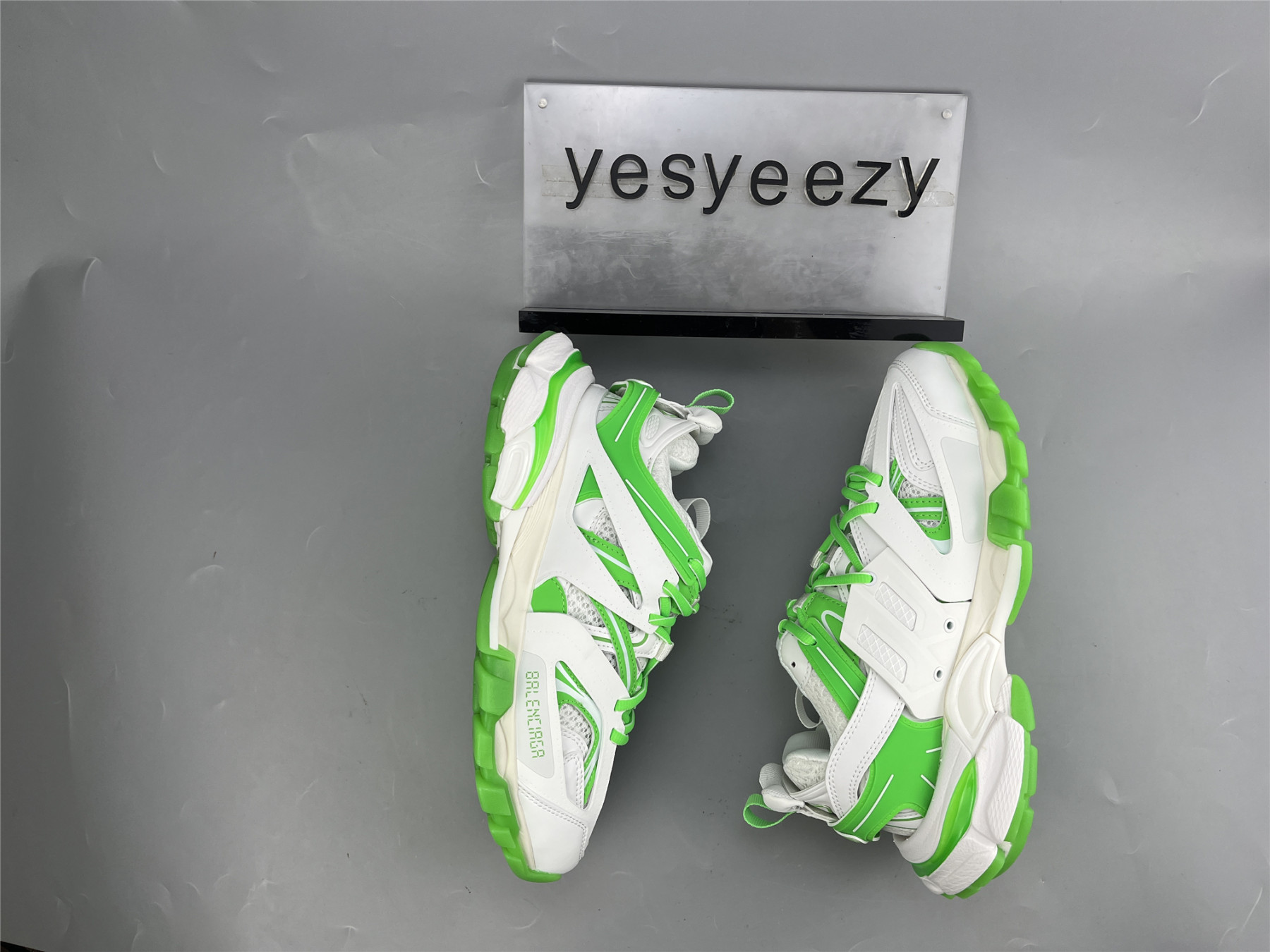 UA TRACK WHITE GREEN GLOW