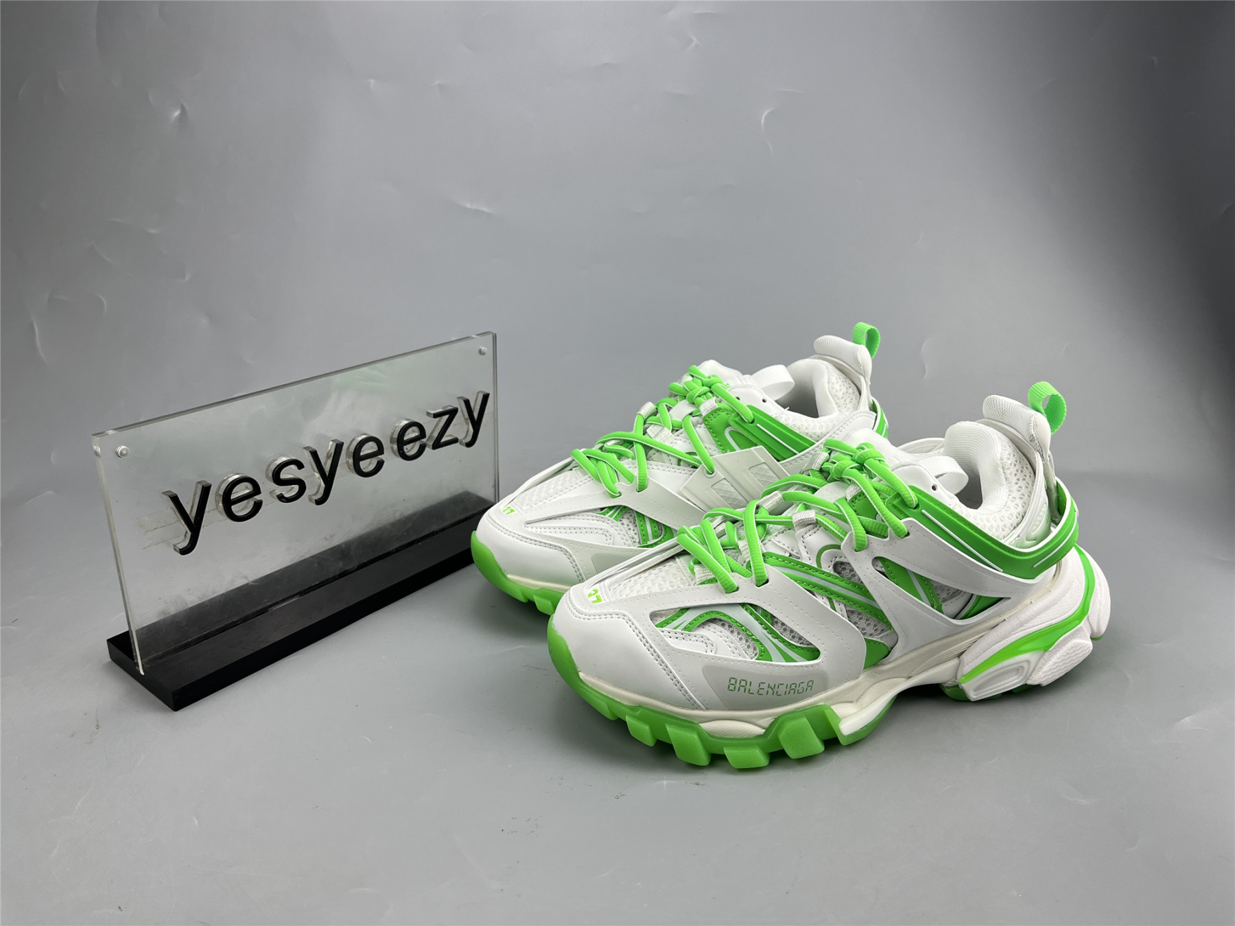 UA TRACK WHITE GREEN GLOW