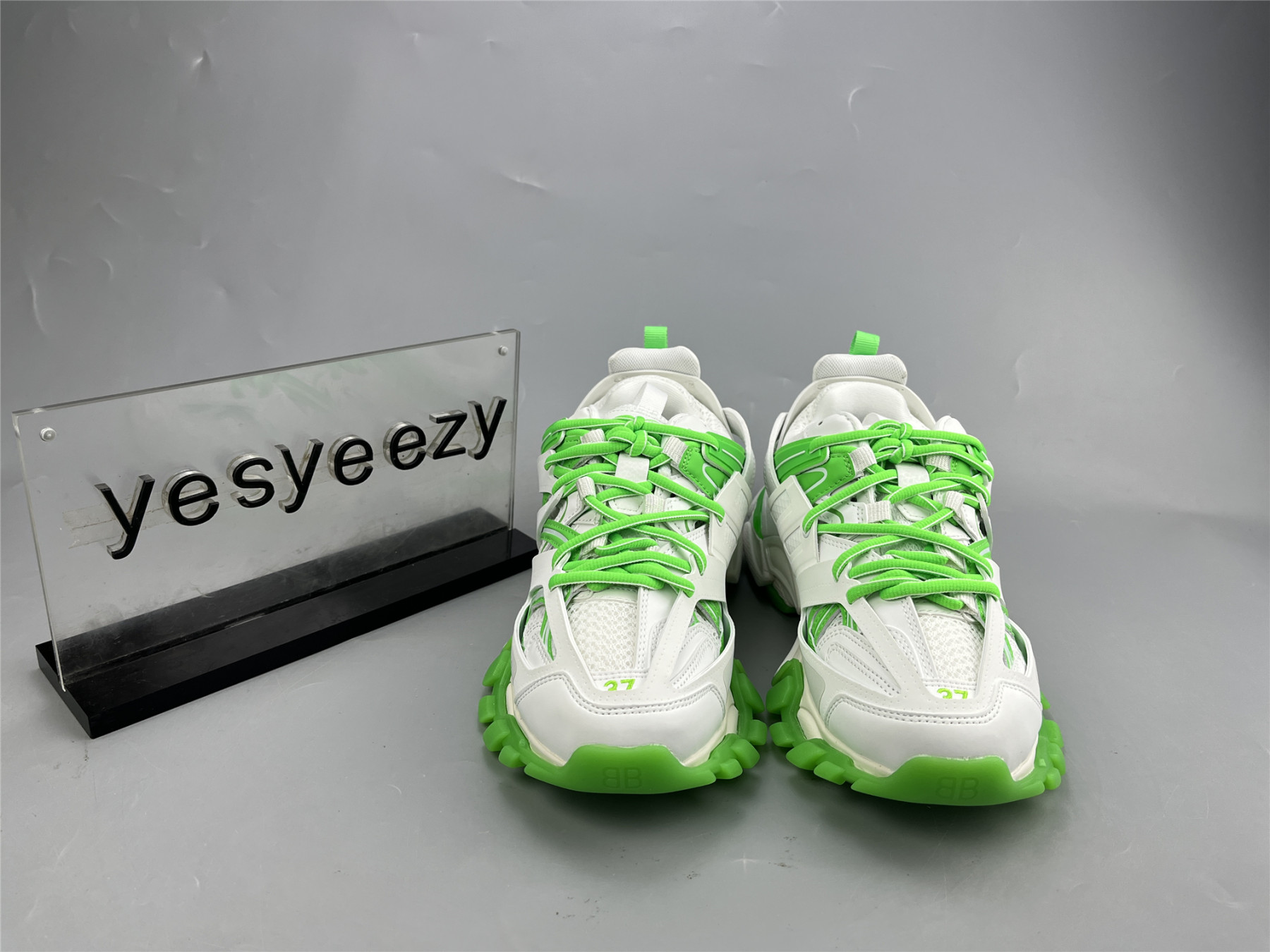 UA TRACK WHITE GREEN GLOW