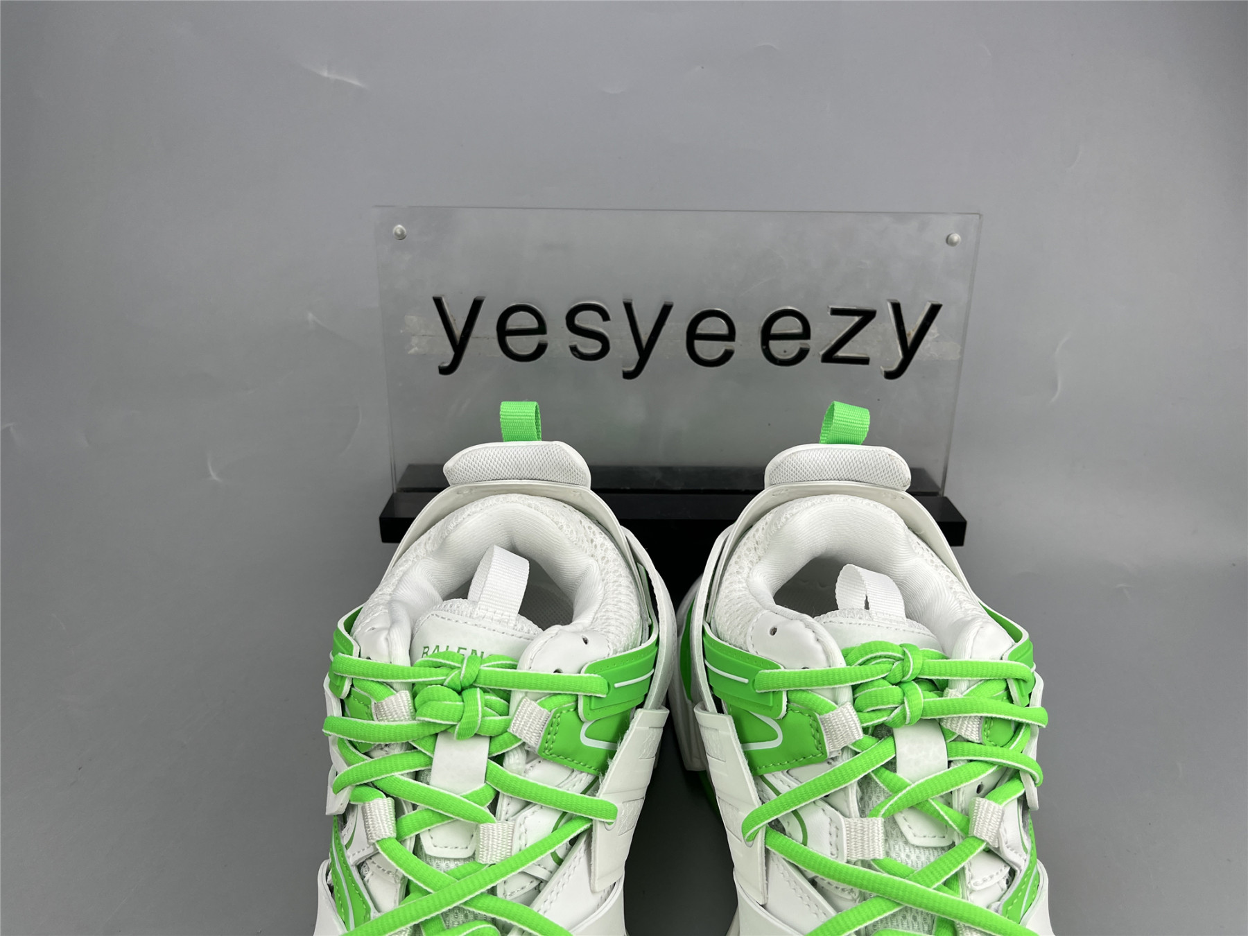 UA TRACK WHITE GREEN GLOW