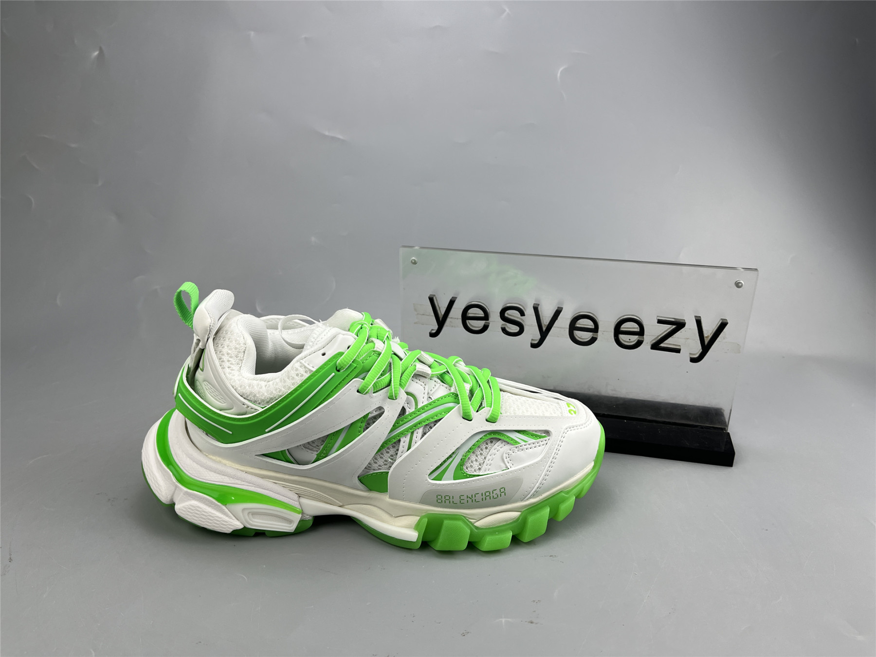 UA TRACK WHITE GREEN GLOW