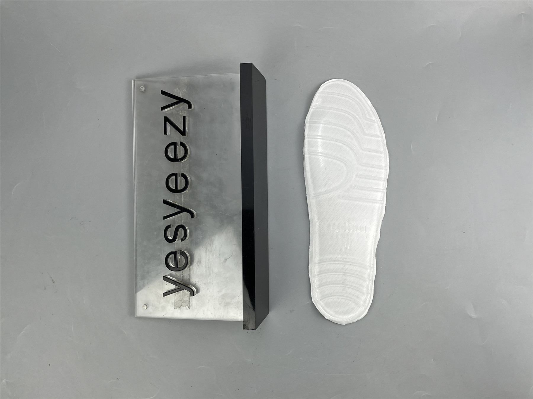 UA RUNNER FLUORESCENT WHITE