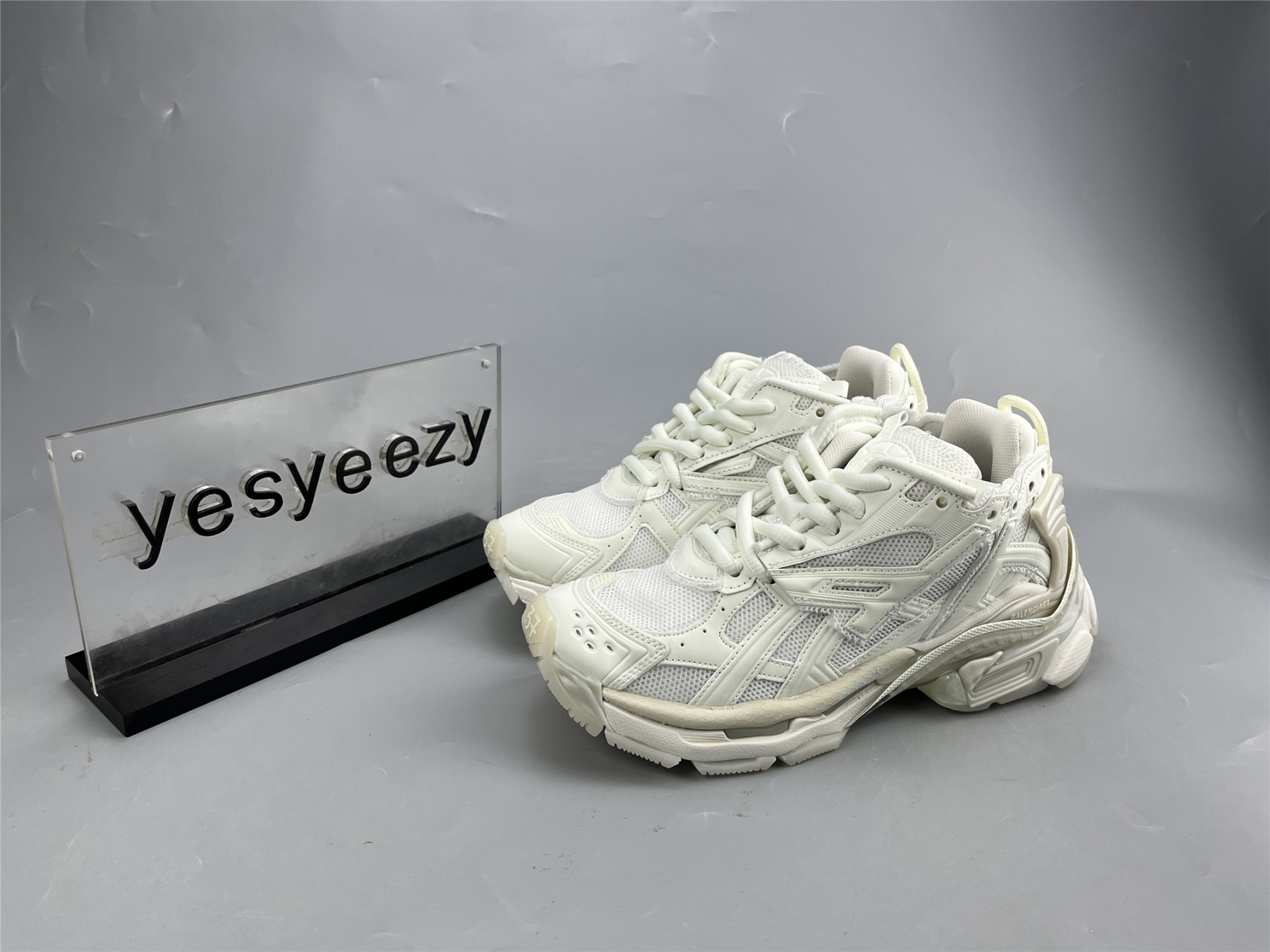 UA RUNNER FLUORESCENT WHITE