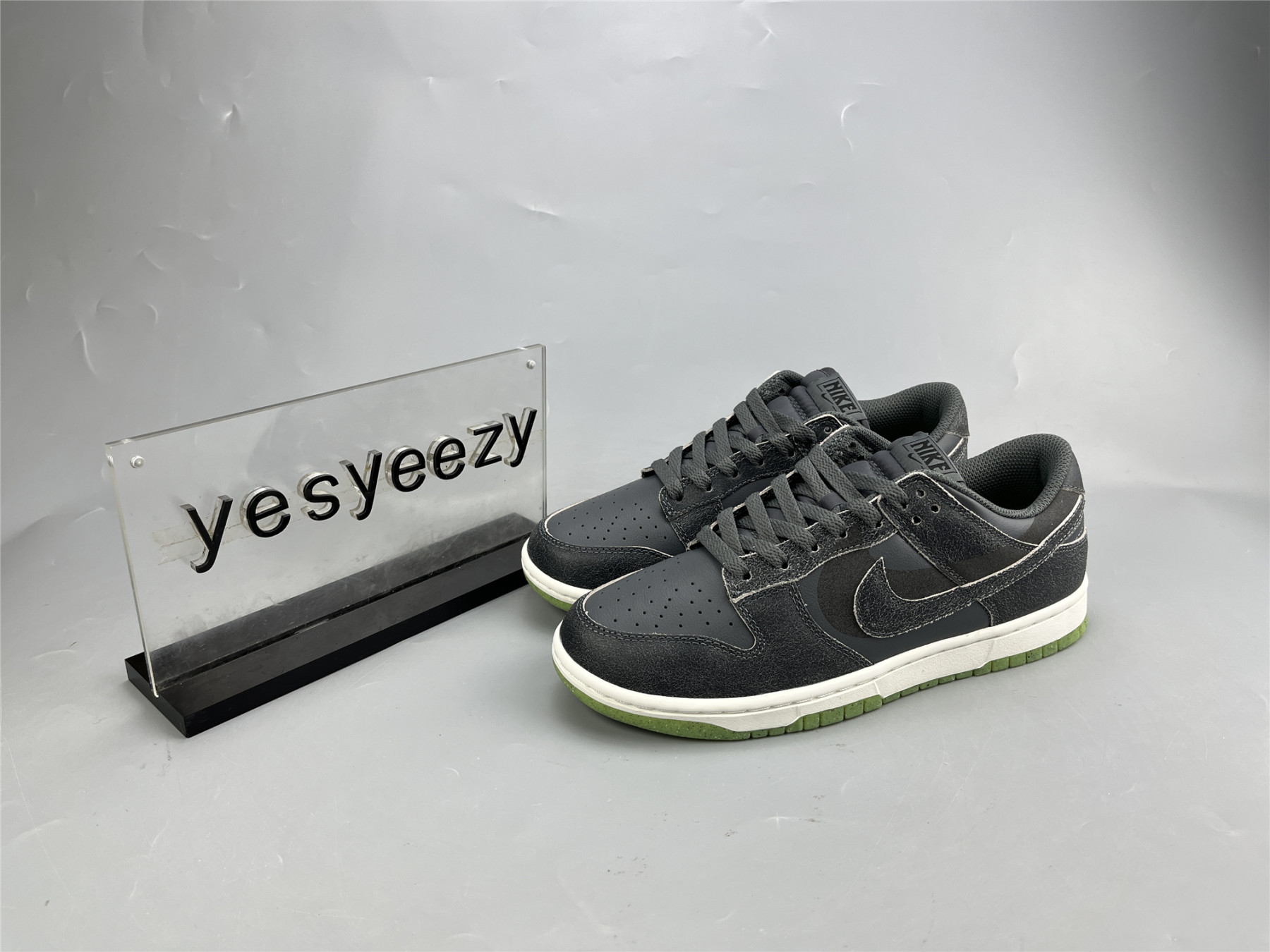 UA NIKE DUNK LOW SE 