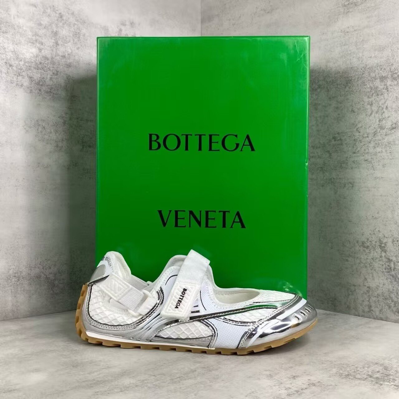 ua b0tt*ga Ven*ta orbit flash mary-jane sneaker
