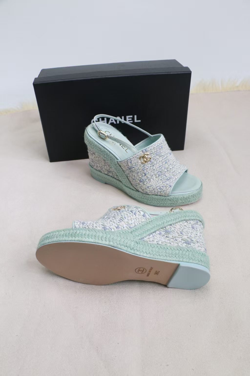 ua Ch**el sandals