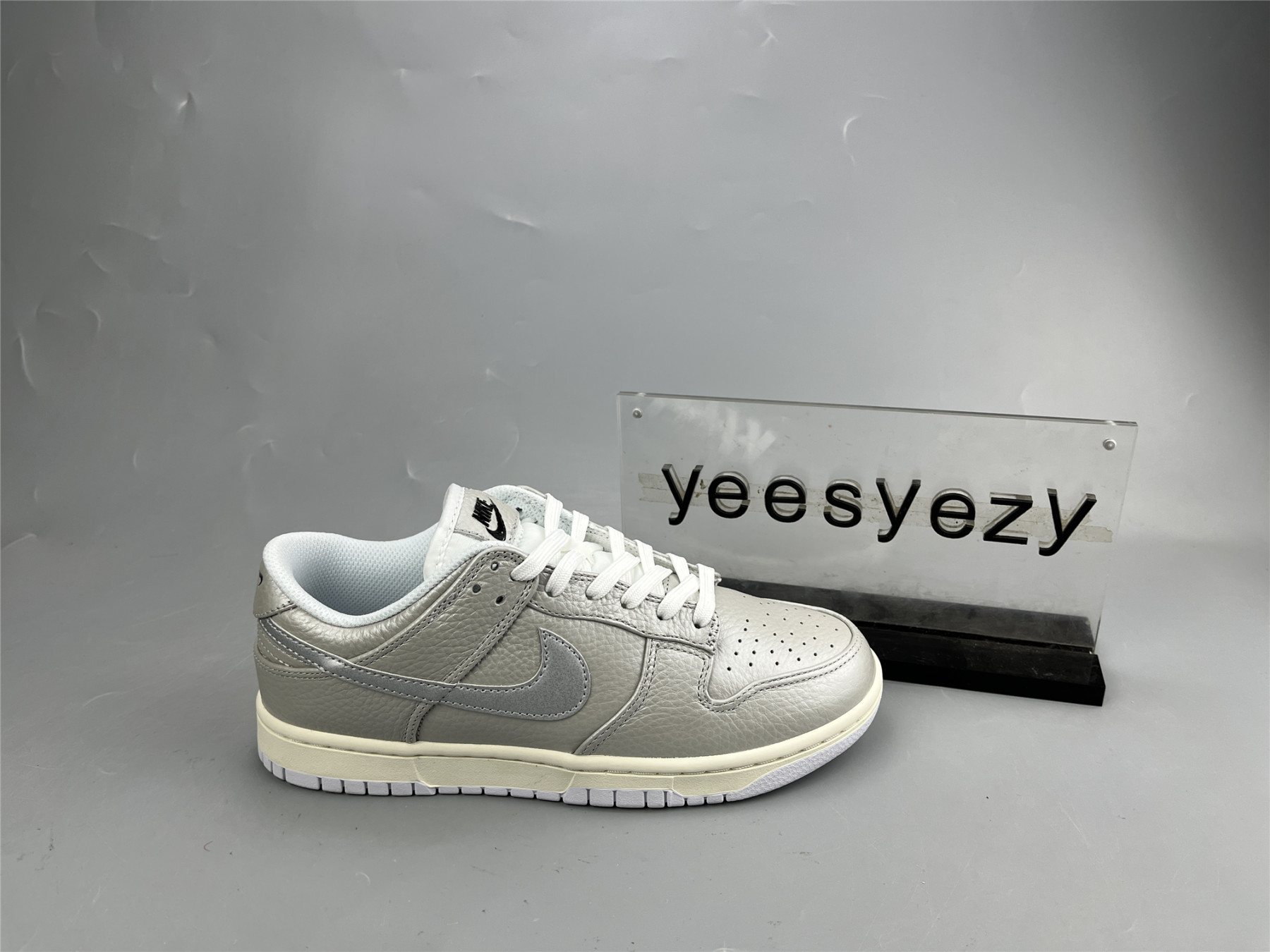 UA NIKE DUNK LOW SE 