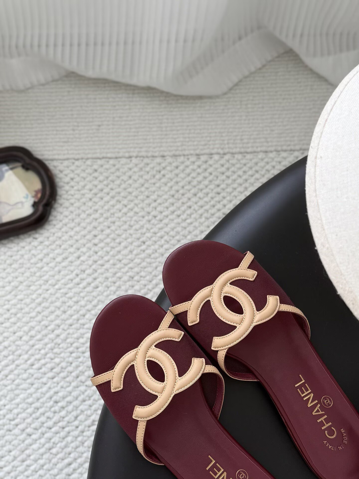 ua Ch**el sandals