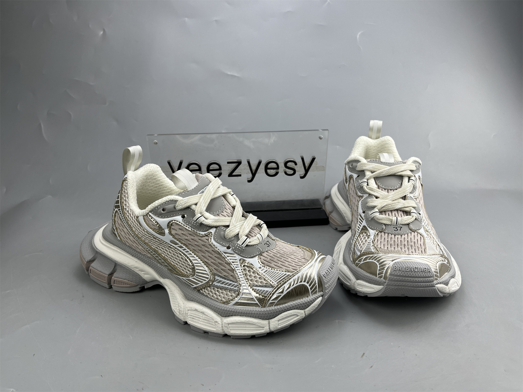 UA RUNNER CHAMPAGENE GOLD