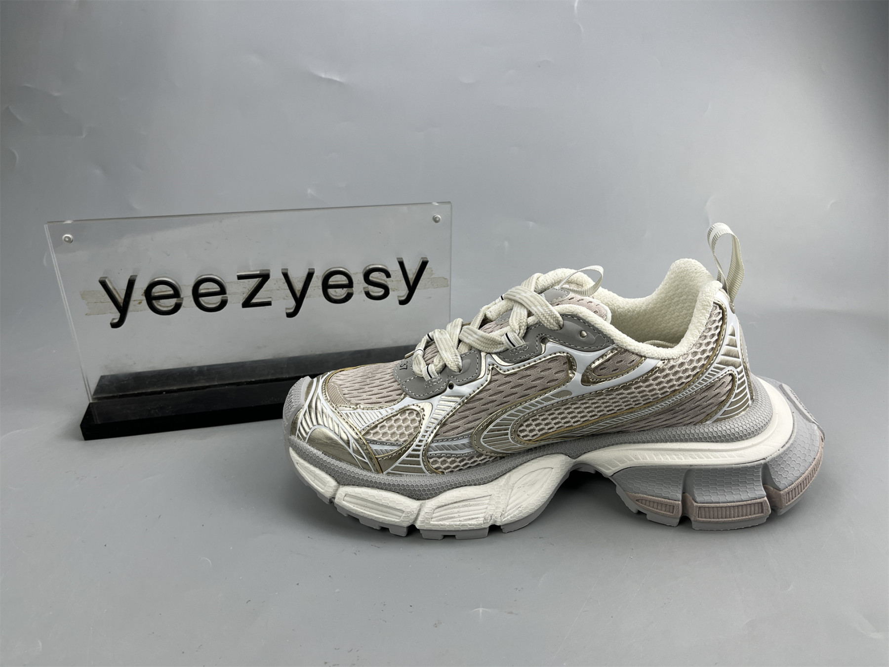 UA RUNNER CHAMPAGENE GOLD