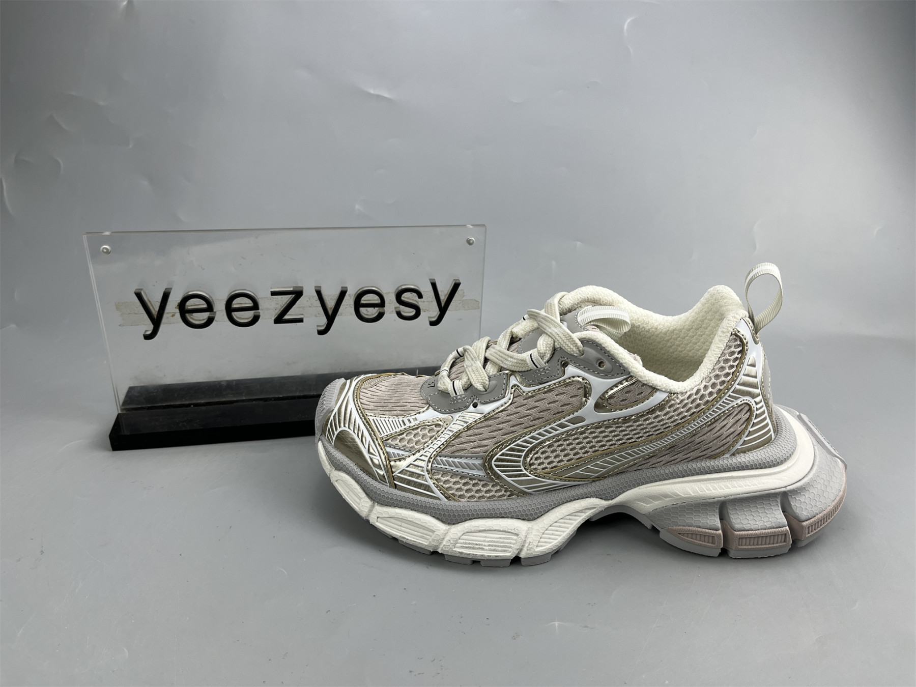 UA RUNNER CHAMPAGENE GOLD