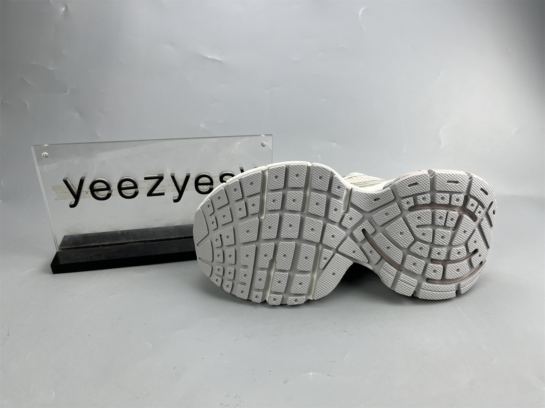 UA RUNNER CHAMPAGENE GOLD