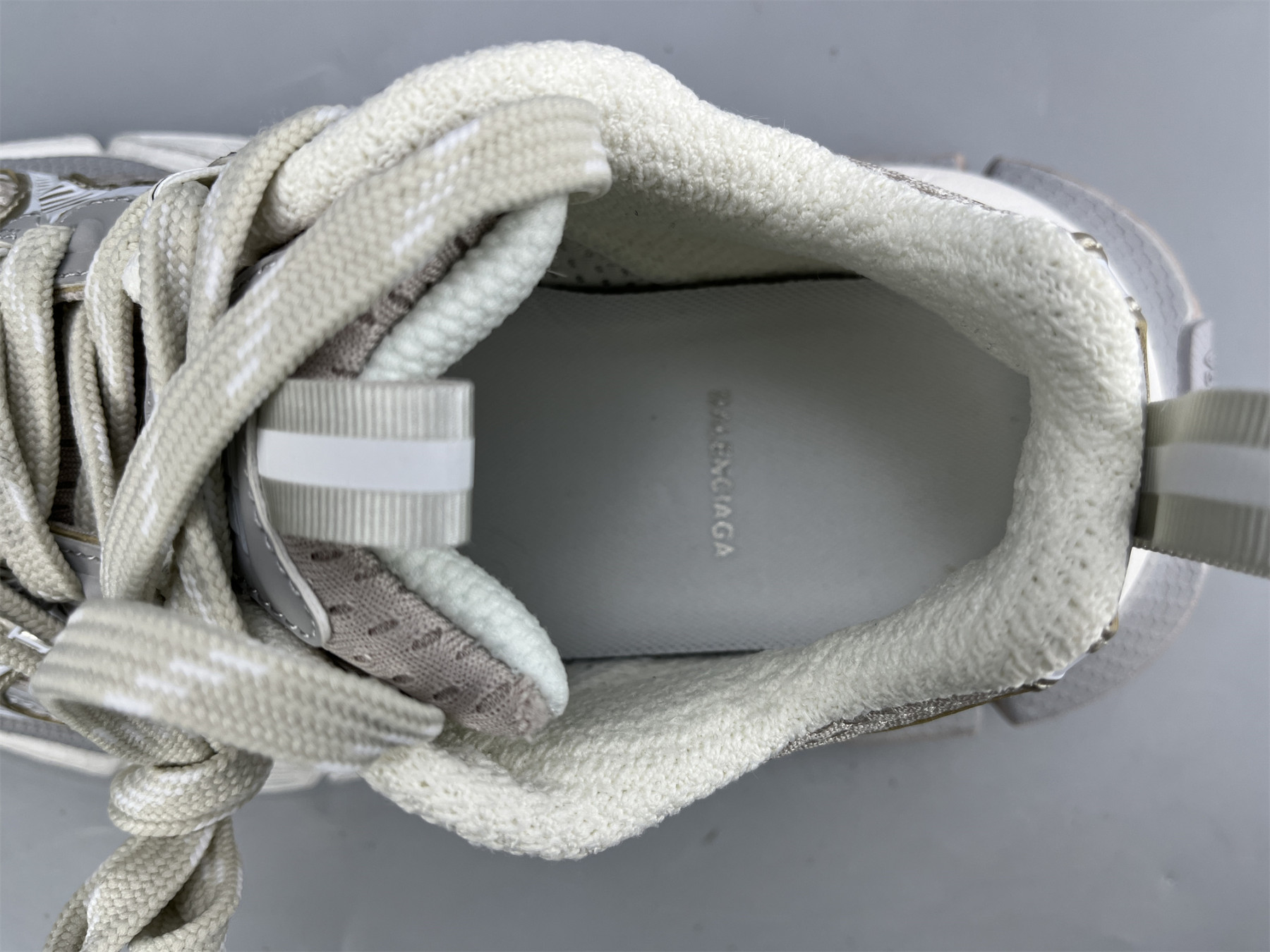 UA RUNNER CHAMPAGENE GOLD