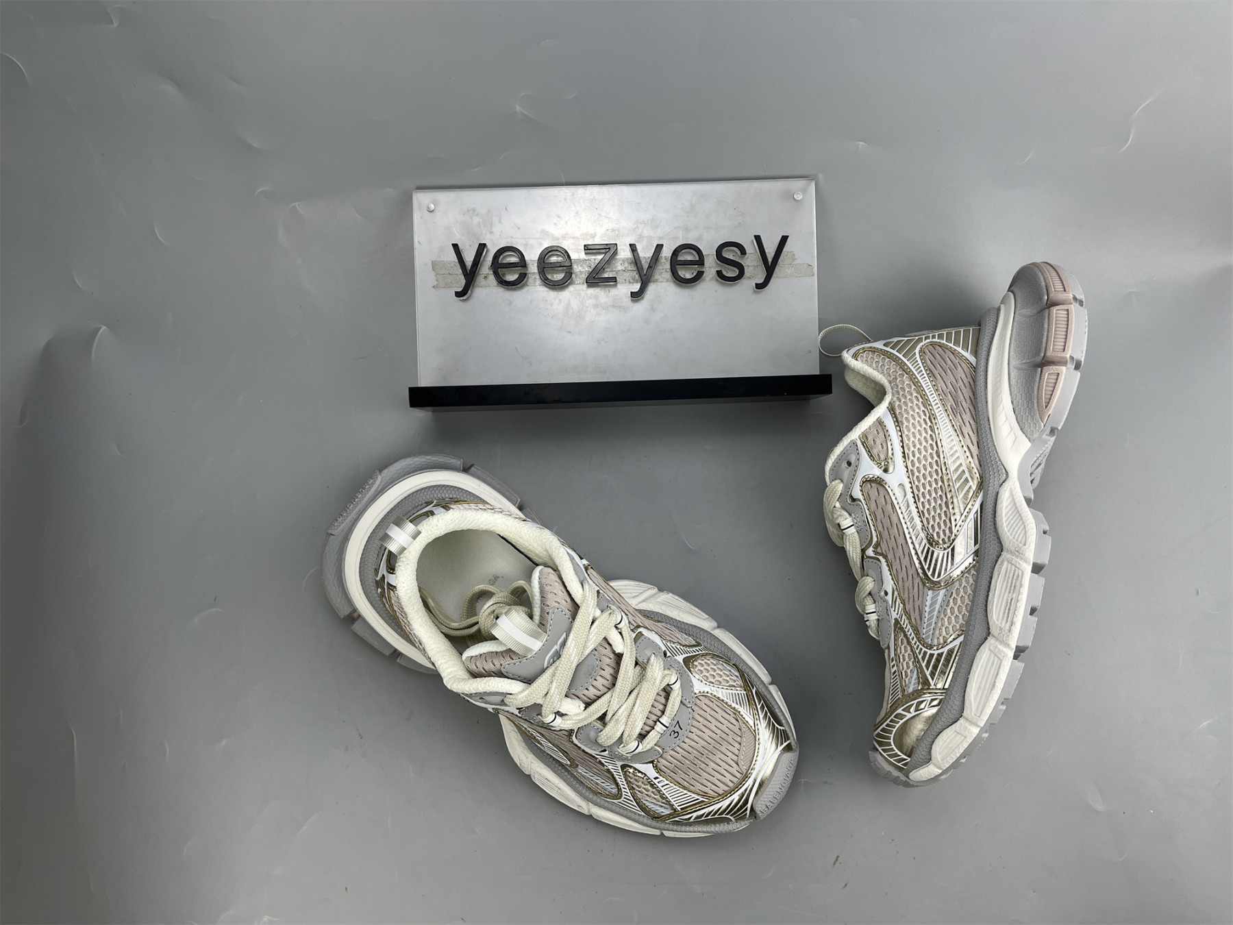 UA RUNNER CHAMPAGENE GOLD