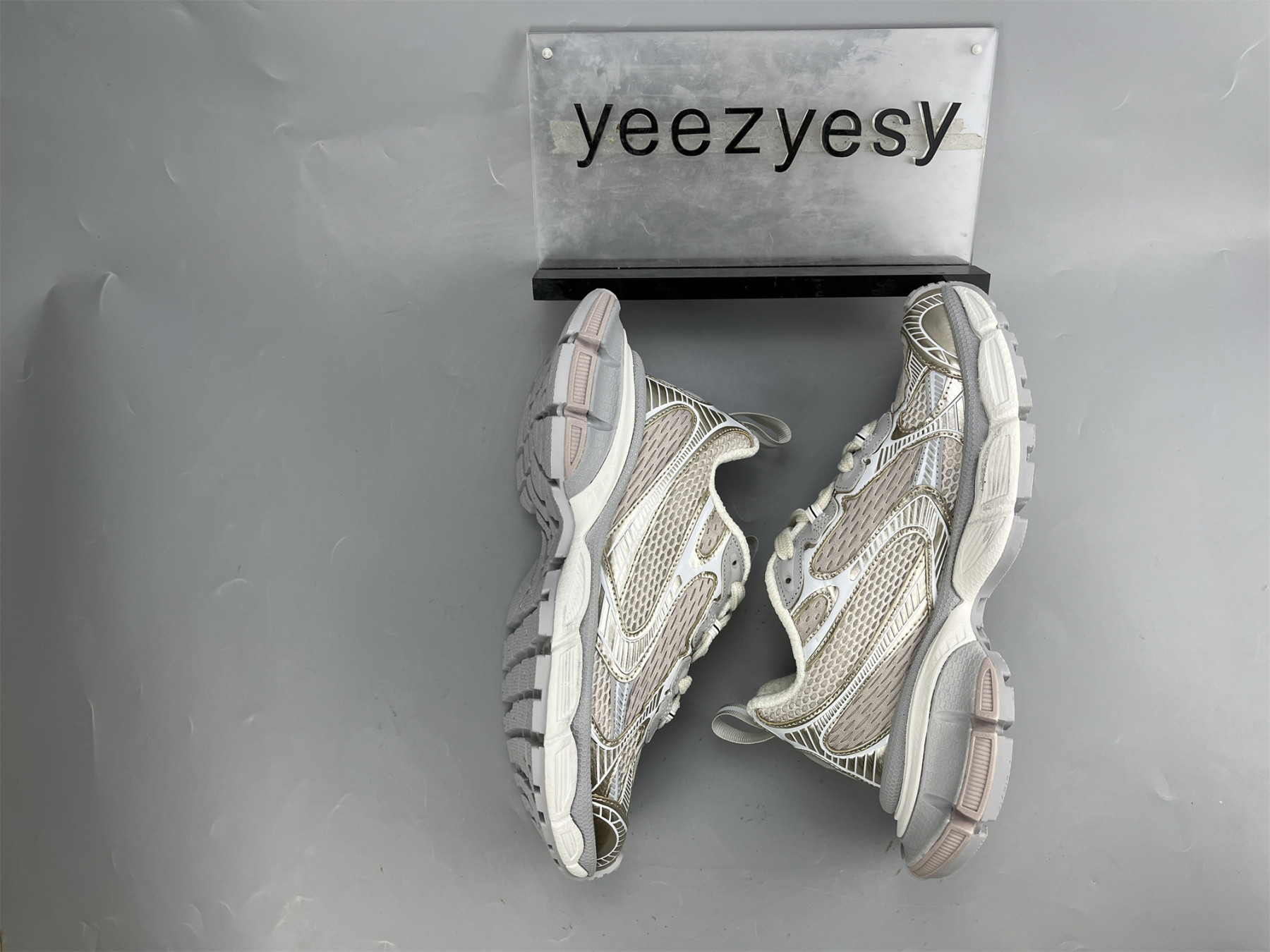 UA RUNNER CHAMPAGENE GOLD