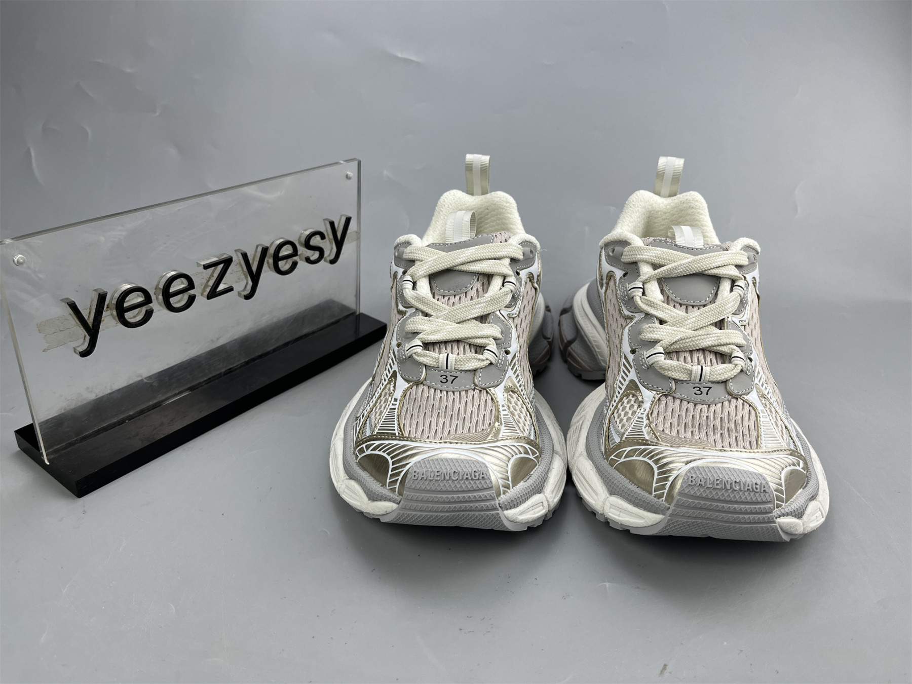 UA RUNNER CHAMPAGENE GOLD