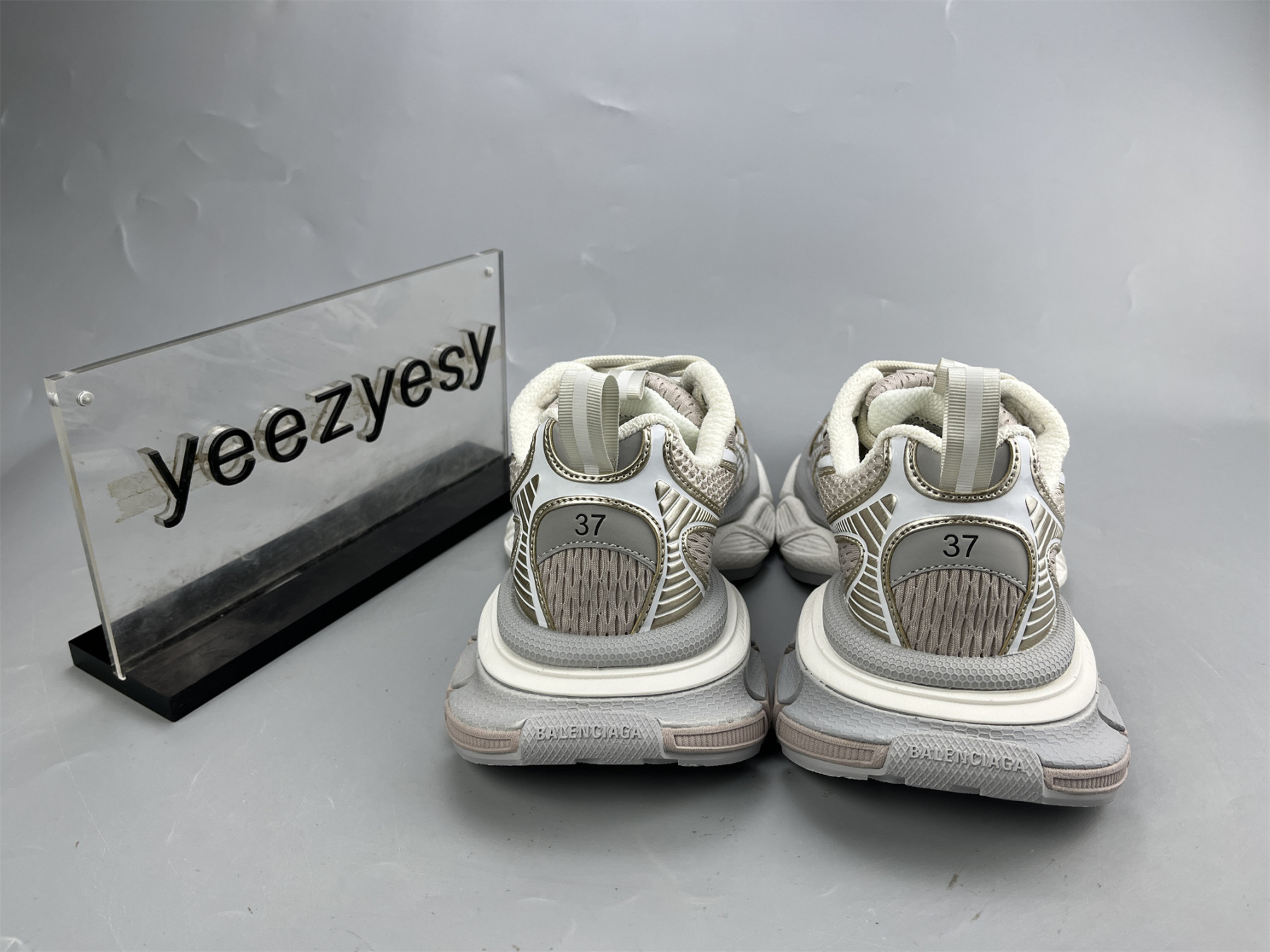 UA RUNNER CHAMPAGENE GOLD