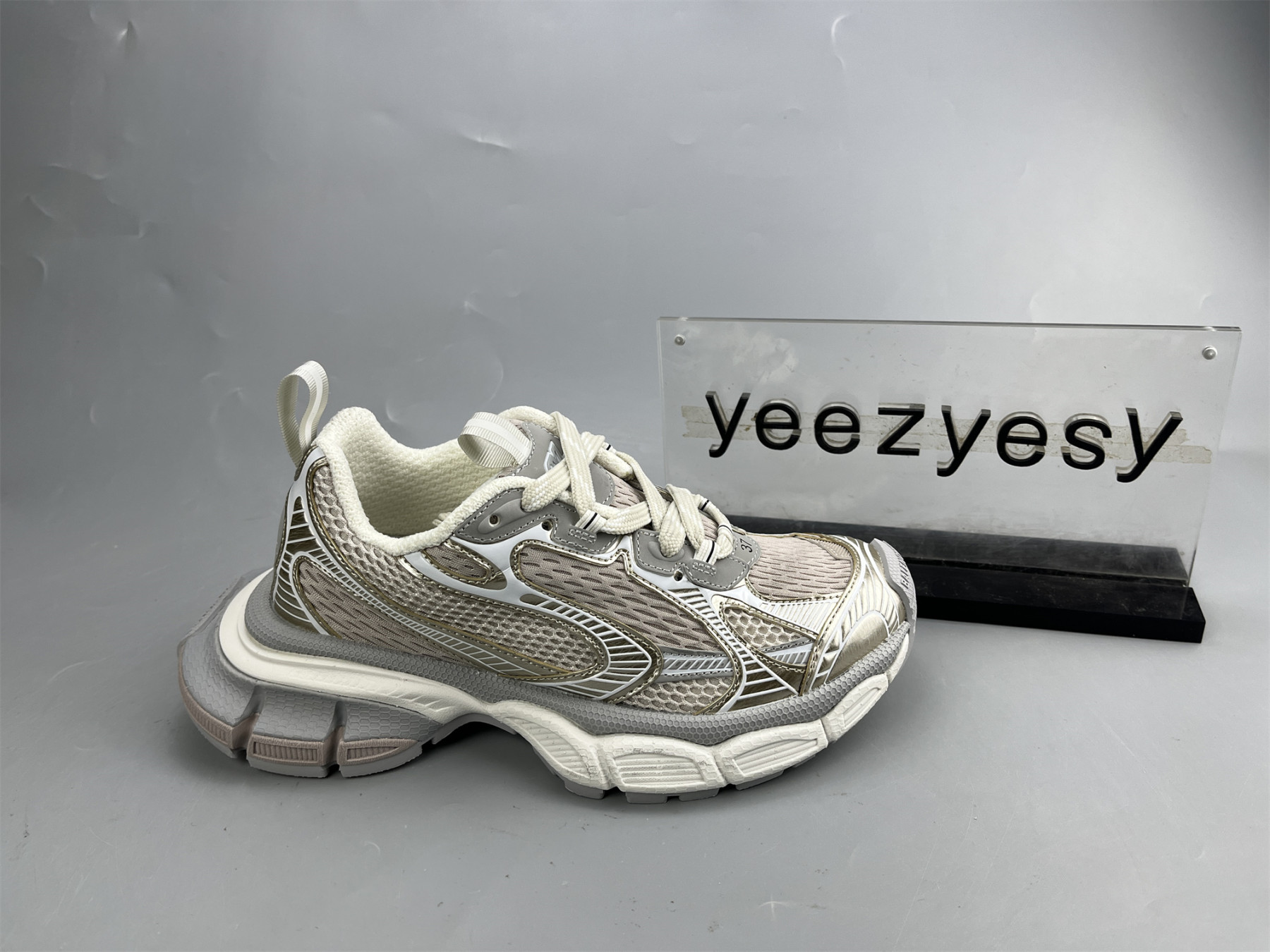 UA RUNNER CHAMPAGENE GOLD