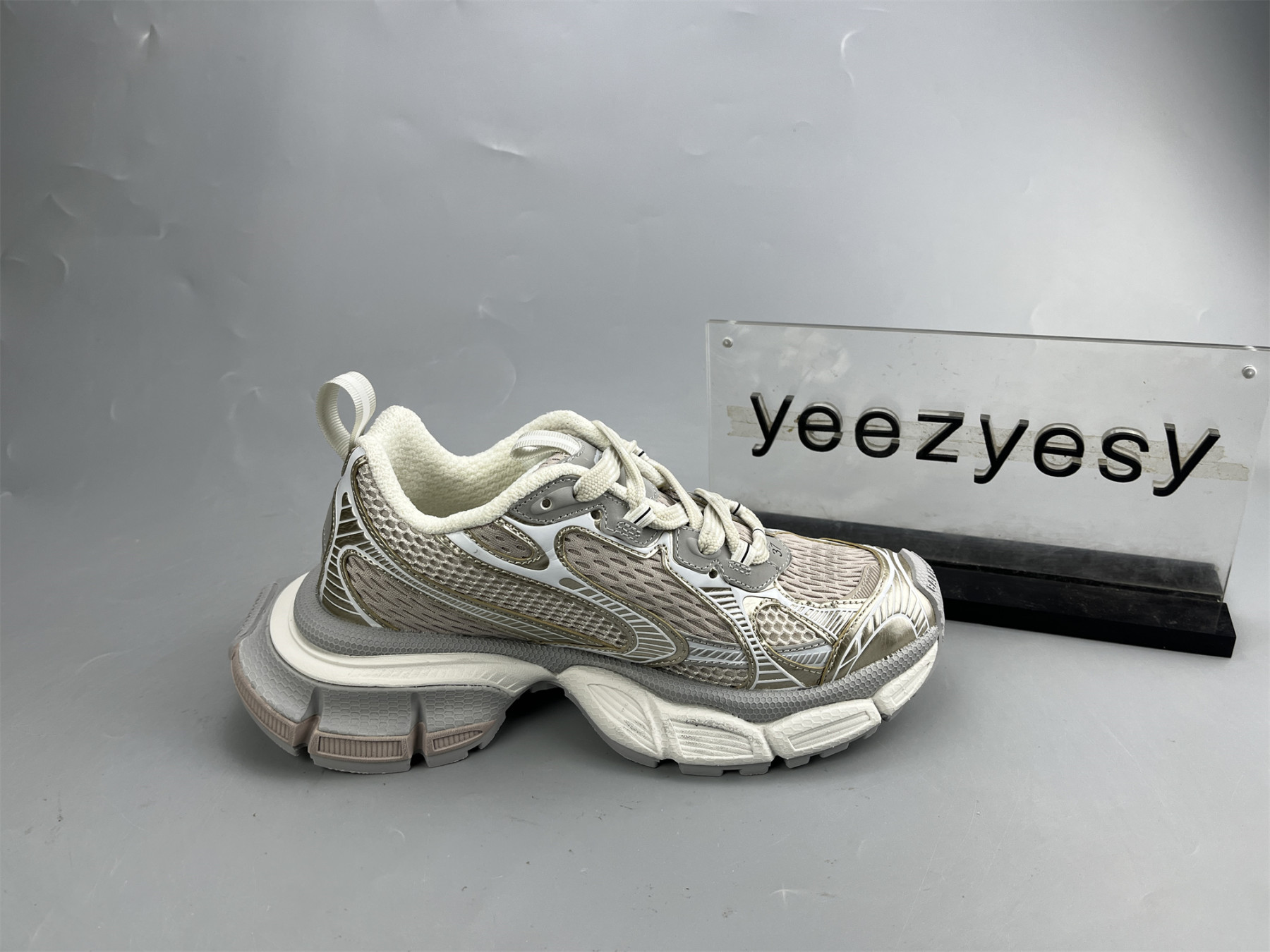 UA RUNNER CHAMPAGENE GOLD
